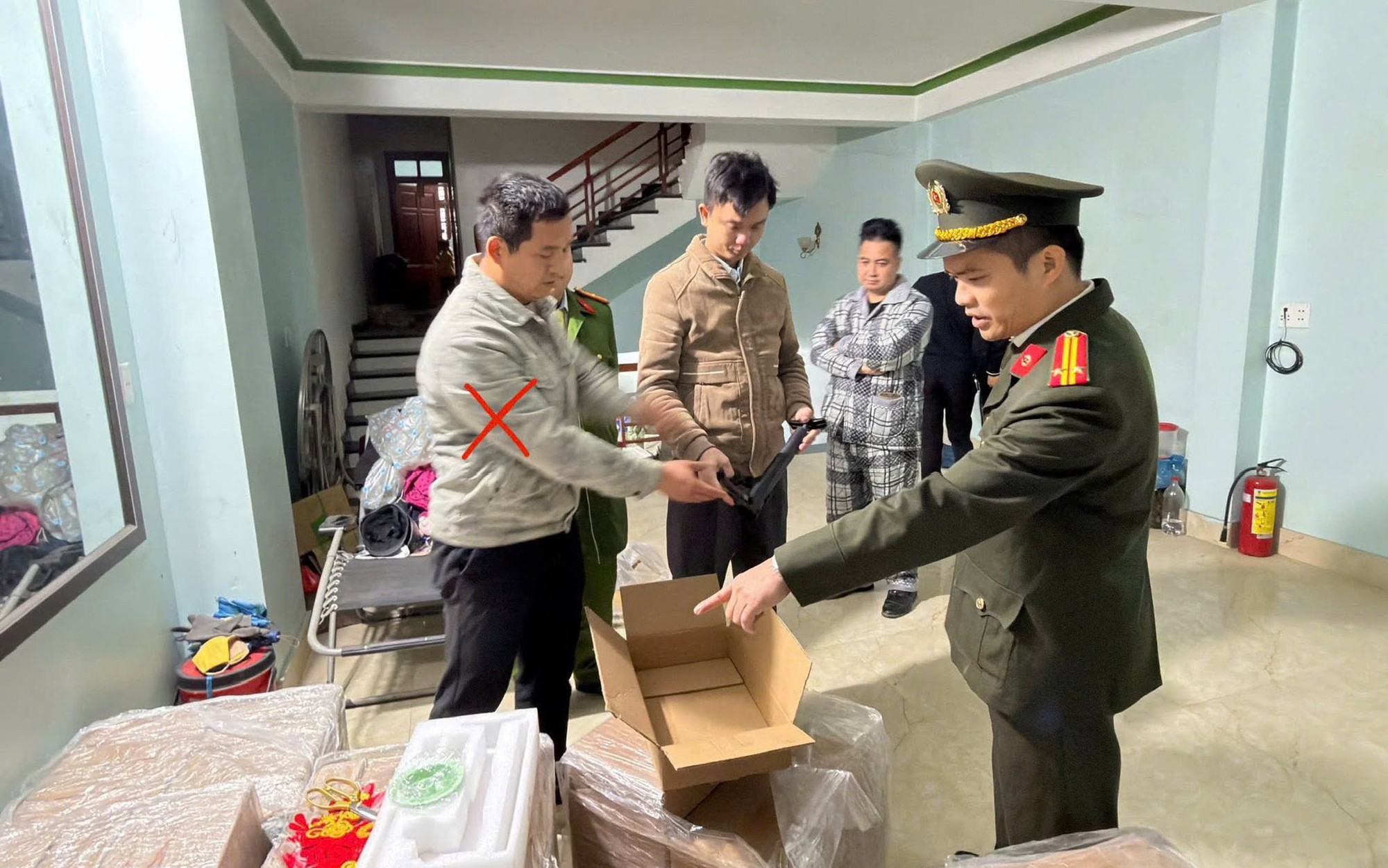 Bóc gỡ đường dây chế tạo vũ khí quân dụng quy mô lớn- Ảnh 5. Triệt phá đường dây mua bán vũ khí quân dụng ngụy trang mặt hàng "súng thông bồn cầu"