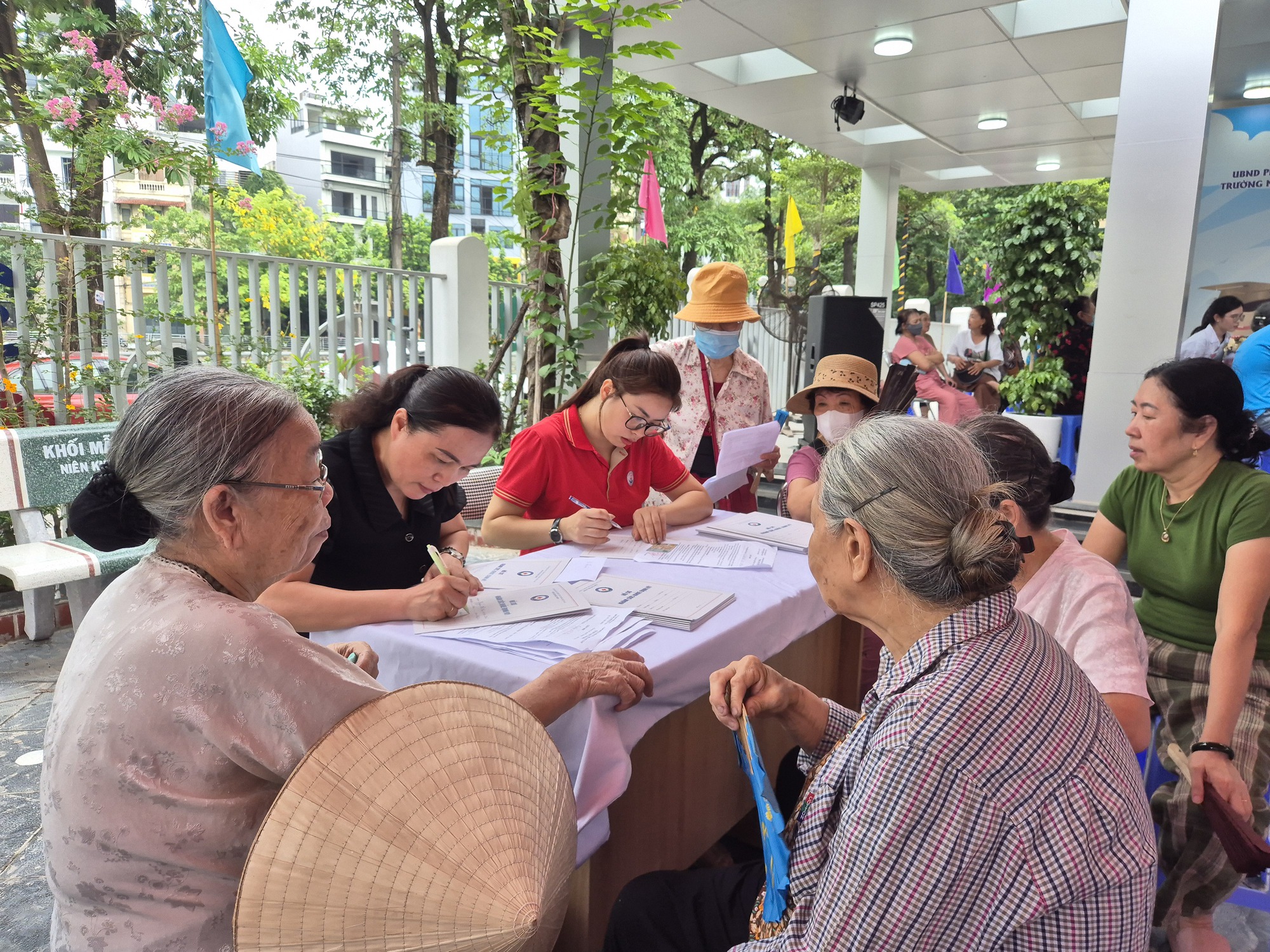 Người cao tuổi, người khuyết tật phấn khởi đi khám sức khỏe miễn phí ngay tại phường - Ảnh 15.