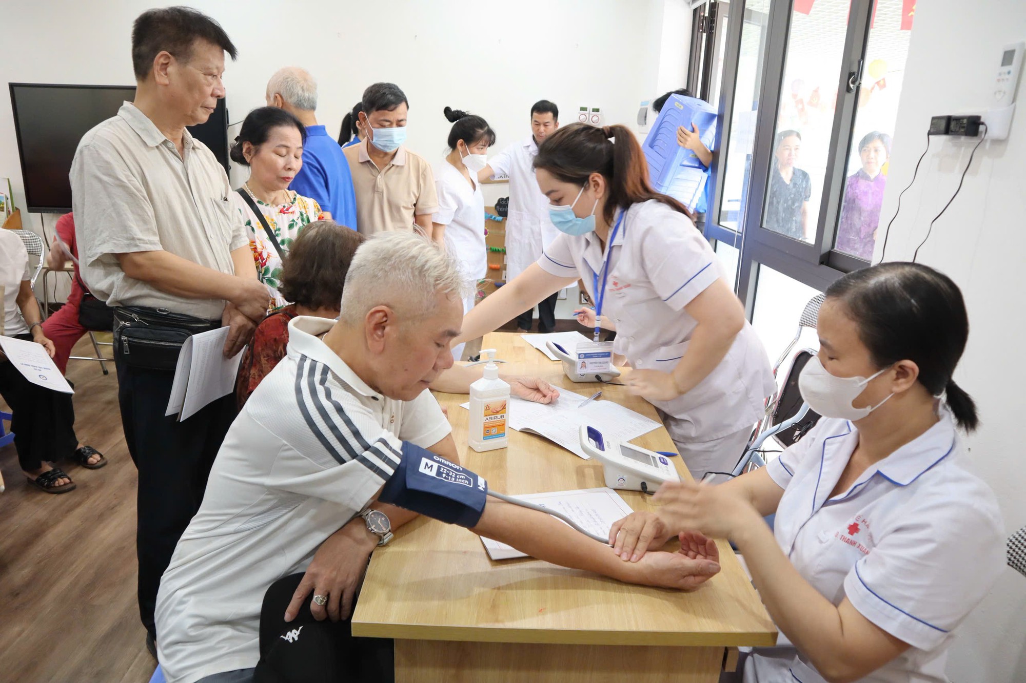 Người cao tuổi, người khuyết tật phấn khởi đi khám sức khỏe miễn phí ngay tại phường - Ảnh 10.