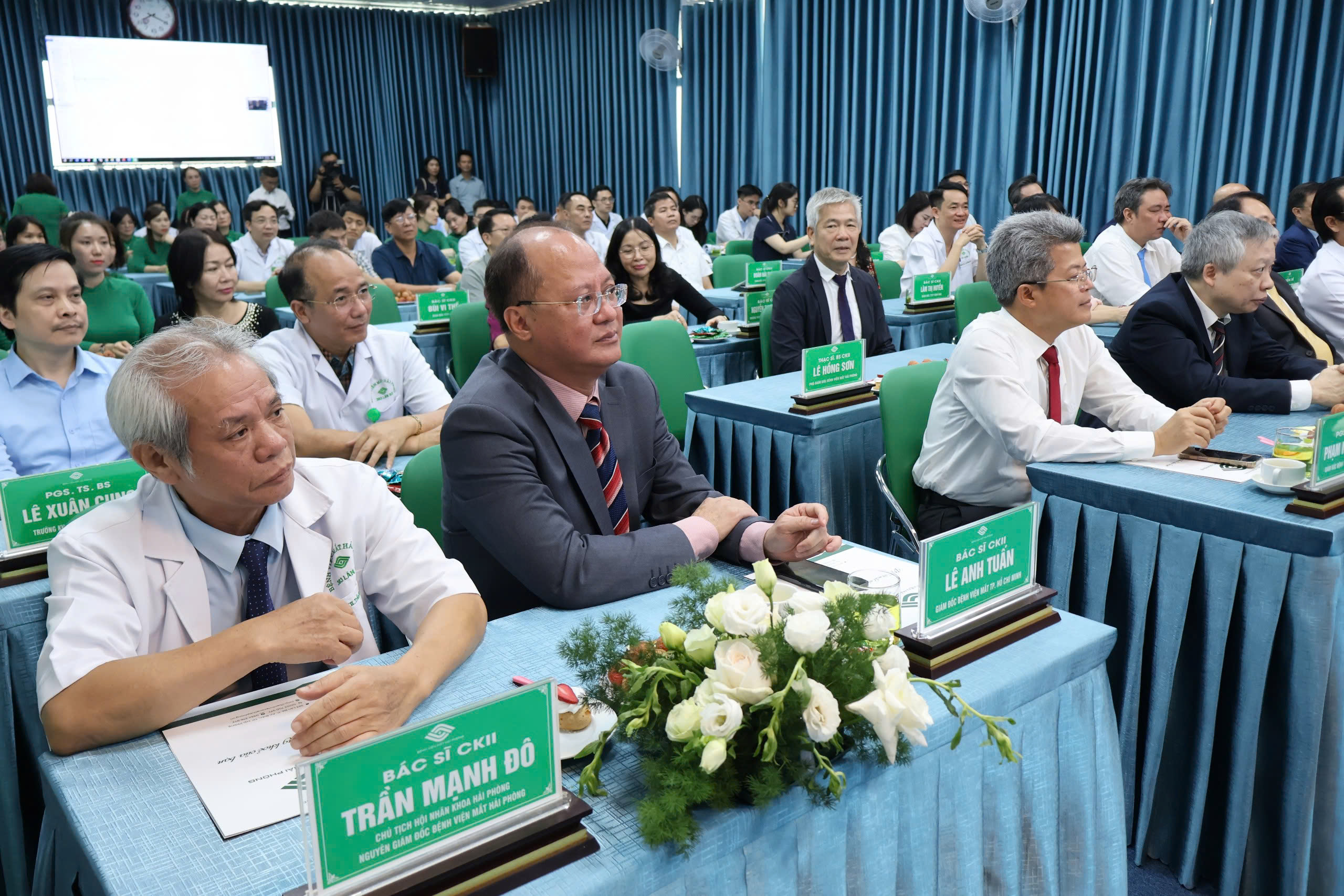 Bệnh viện Mắt Hải Phòng triển khai phẫu thuật khúc xạ với công nghệ cao- Ảnh 4. Bệnh viện Mắt Hải Phòng triển khai phẫu thuật khúc xạ với công nghệ cao- Ảnh 4.