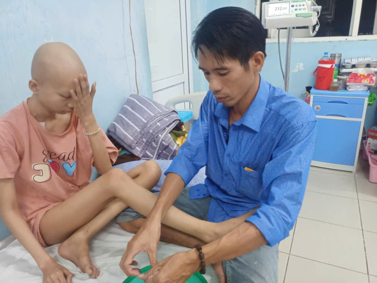 Cha mẹ nghèo ở Huế mong có được 350 triệu đồng để cứu đôi chân cho con gái- Ảnh 1. Cha mẹ nghèo ở Huế mong có được 350 triệu đồng để cứu đôi chân cho con gái- Ảnh 1.