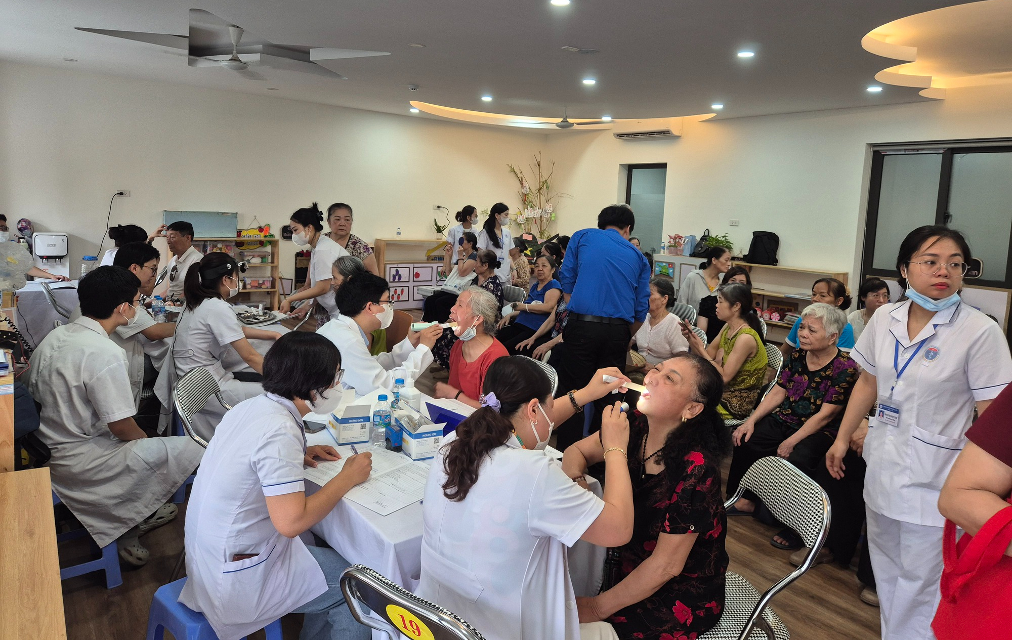 Người cao tuổi, người khuyết tật phấn khởi đi khám sức khỏe miễn phí ngay tại phường - Ảnh 14.