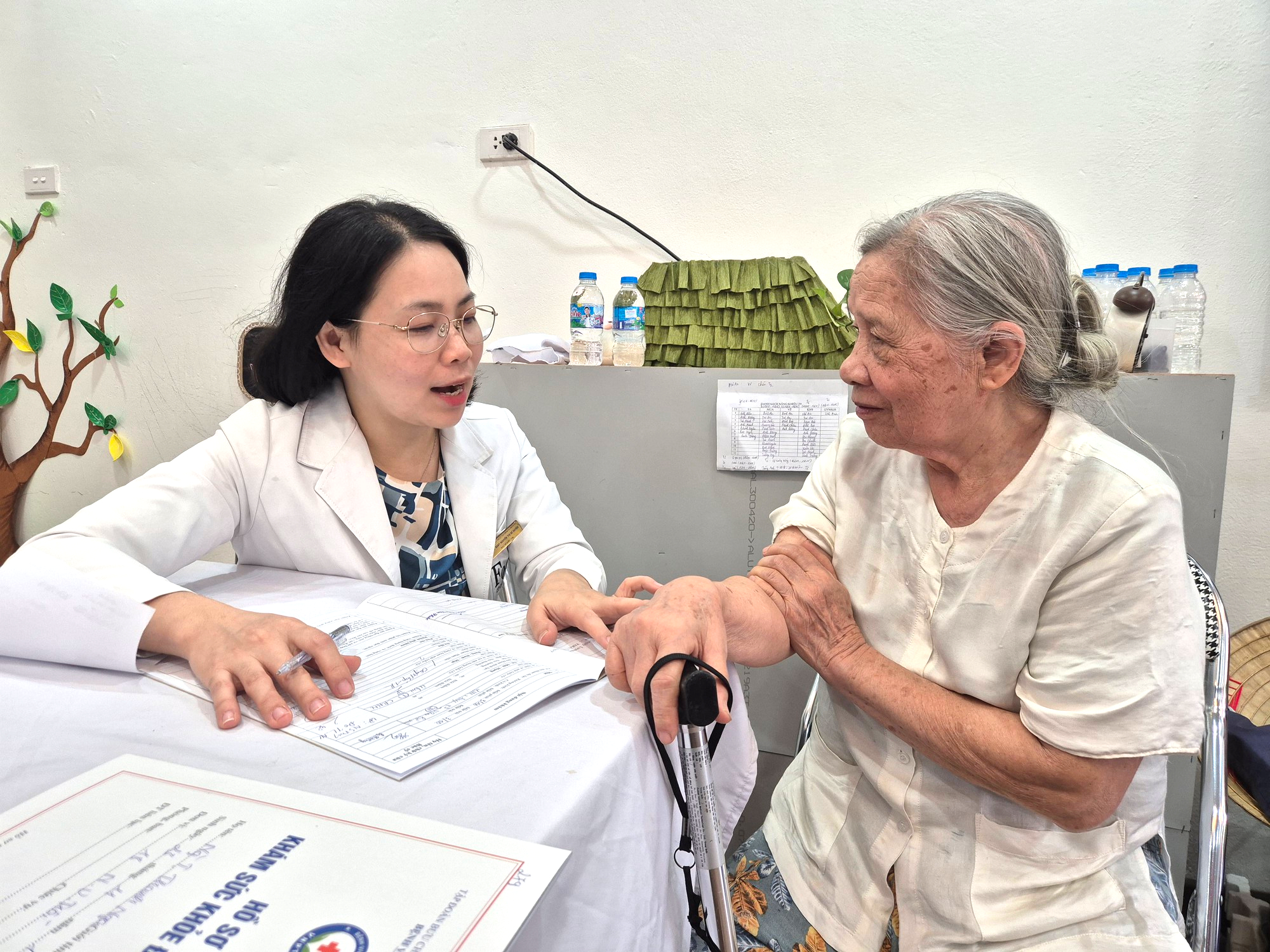 Người cao tuổi, người khuyết tật phấn khởi đi khám sức khỏe miễn phí ngay tại phường - Ảnh 11.