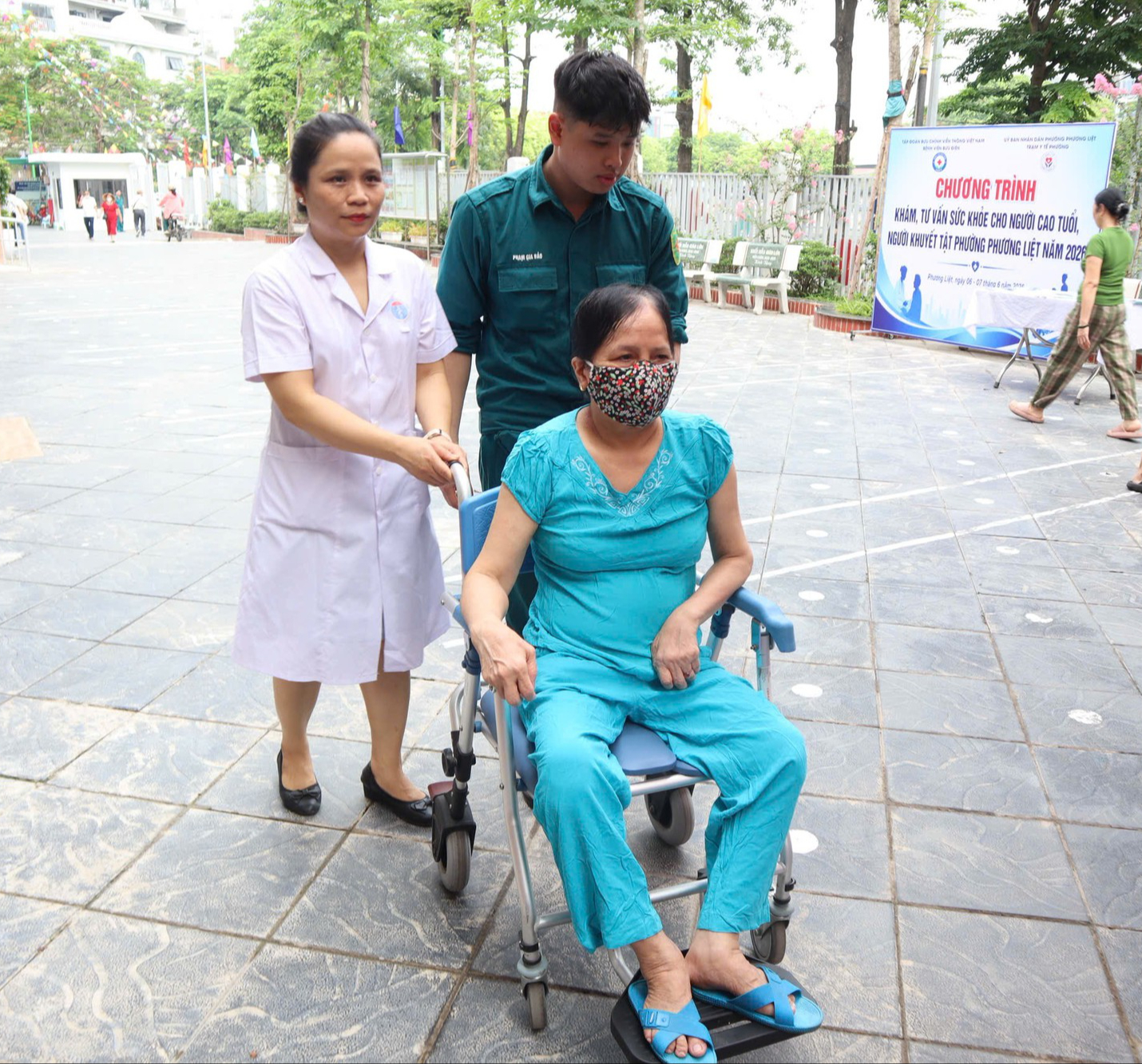 Người cao tuổi, người khuyết tật phấn khởi đi khám sức khỏe miễn phí ngay tại phường - Ảnh 12.