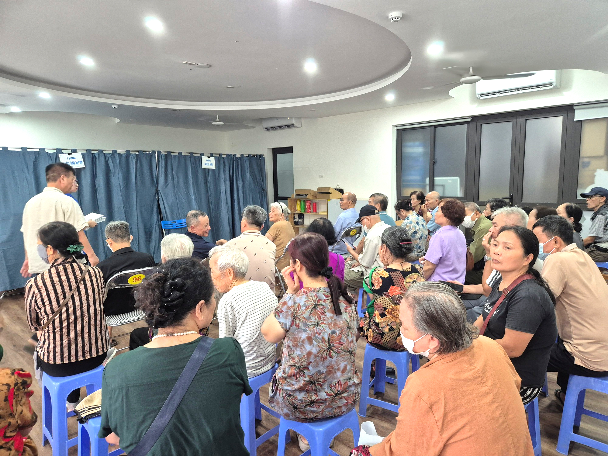 Người cao tuổi, người khuyết tật phấn khởi đi khám sức khỏe miễn phí ngay tại phường - Ảnh 13.