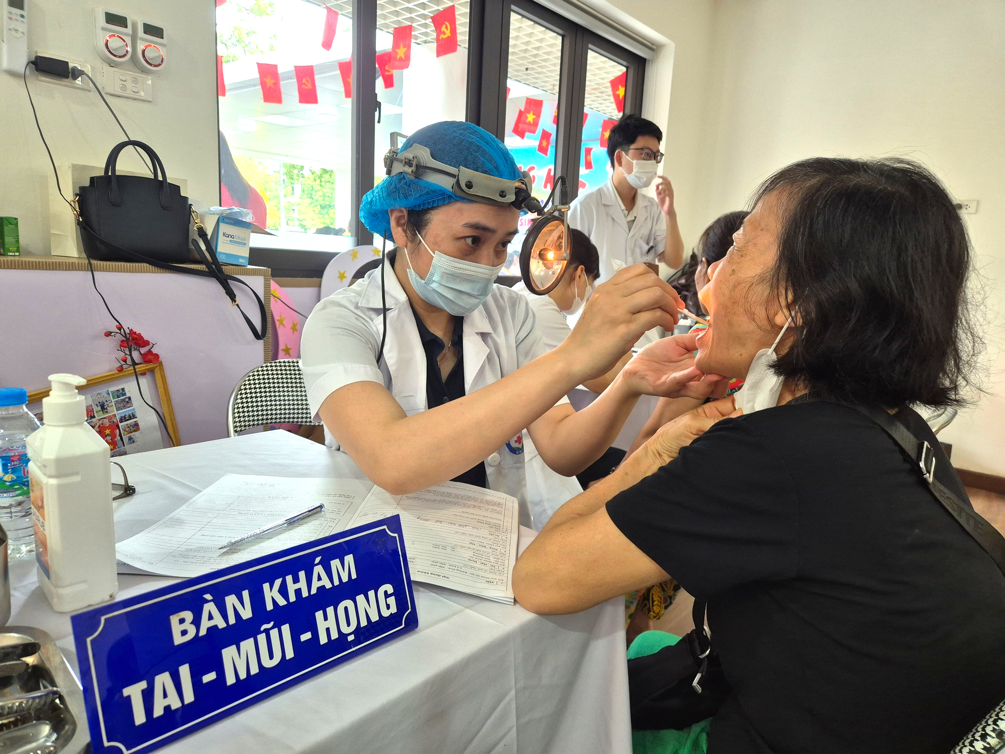 Người cao tuổi, người khuyết tật phấn khởi đi khám sức khỏe miễn phí ngay tại phường - Ảnh 6.