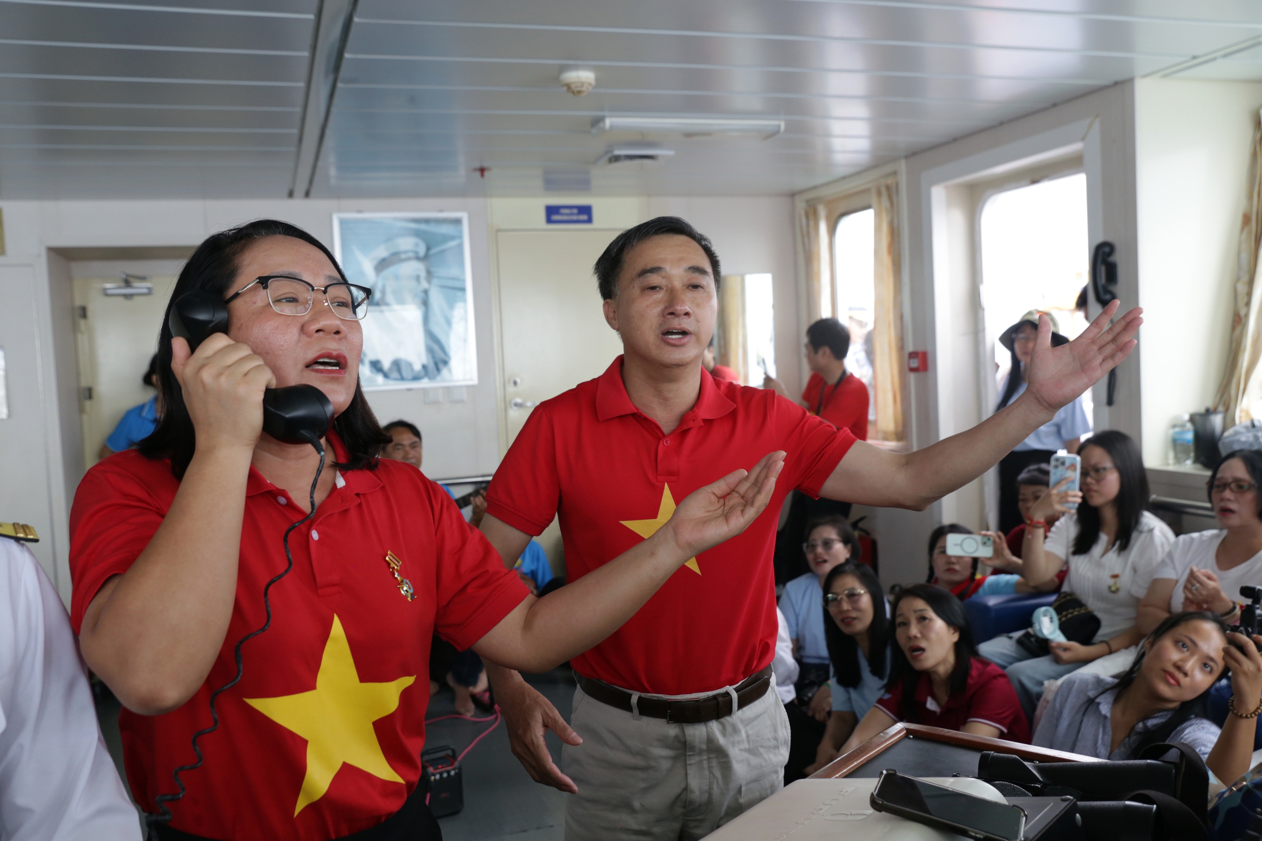 Hai vòng tàu quanh Nhà giàn DK1/2 Phúc Tần: Cuộc gặp gỡ đặc biệt giữa trùng khơi- Ảnh 4. Hai vòng tàu quanh Nhà giàn DK1/2 Phúc Tần: Cuộc gặp gỡ đặc biệt giữa trùng khơi- Ảnh 4.