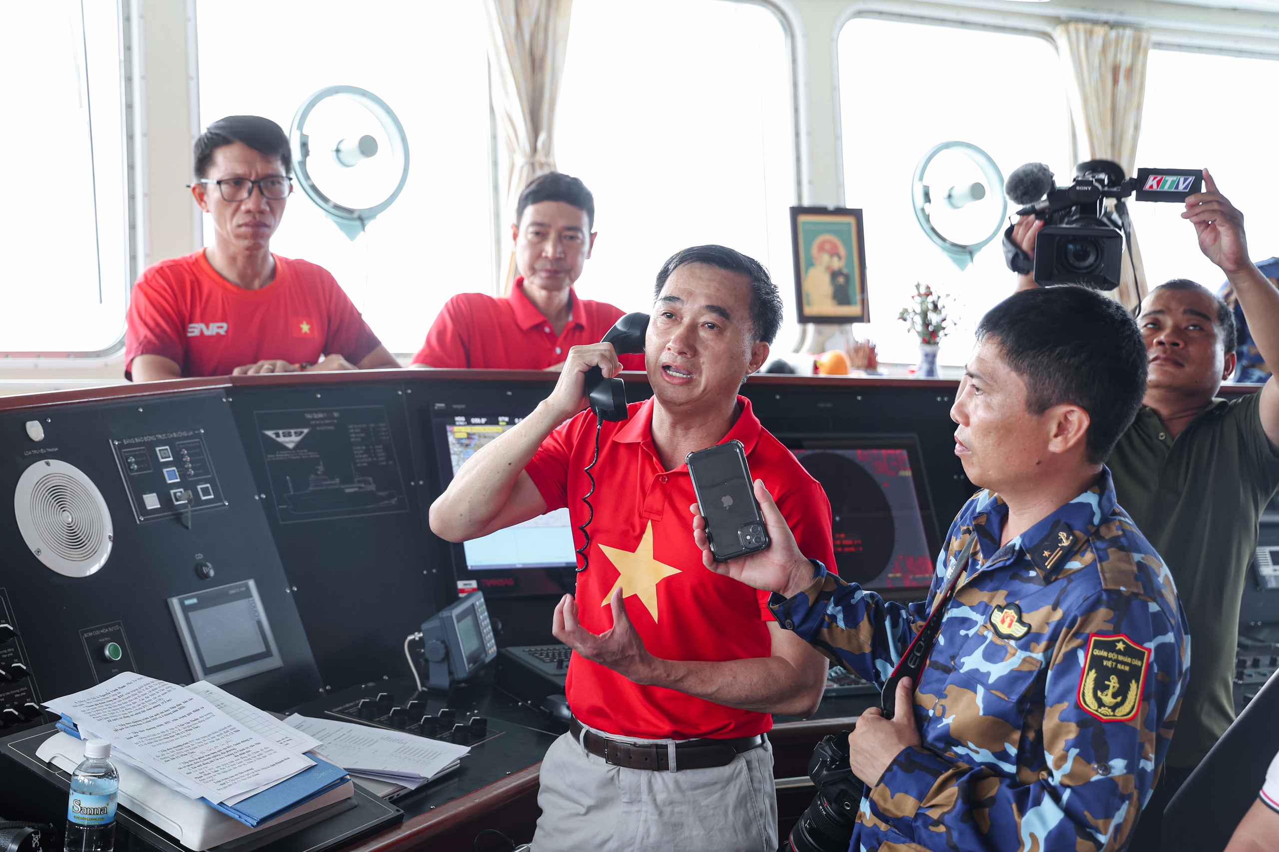 Hai vòng tàu quanh Nhà giàn DK1/2 Phúc Tần: Cuộc gặp gỡ đặc biệt giữa trùng khơi- Ảnh 3. Hai vòng tàu quanh Nhà giàn DK1/2 Phúc Tần: Cuộc gặp gỡ đặc biệt giữa trùng khơi- Ảnh 3.