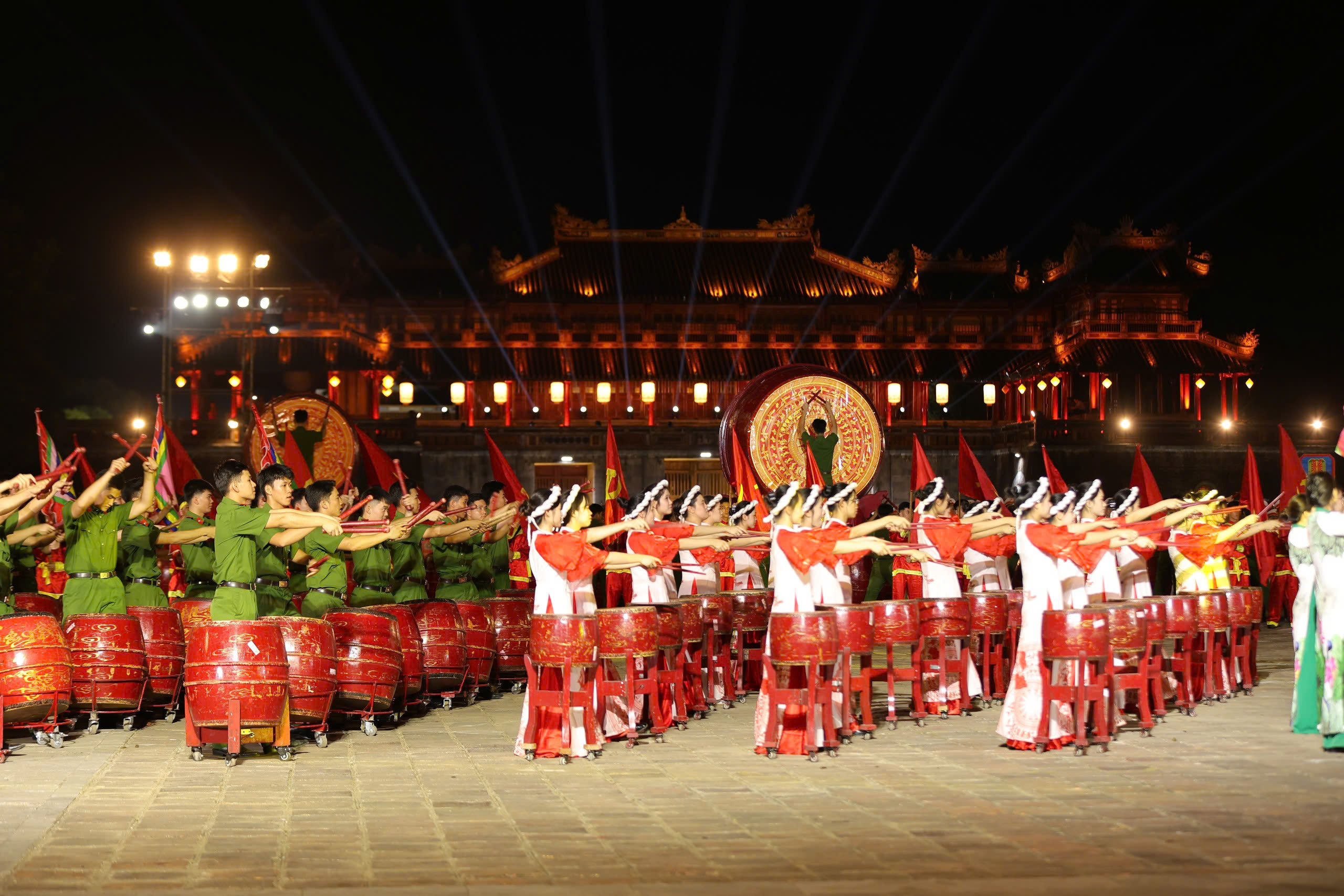 Ấn tượng hình ảnh mô tô dẫn đoàn, kỵ binh giữa lòng cố đô Huế- Ảnh 1.