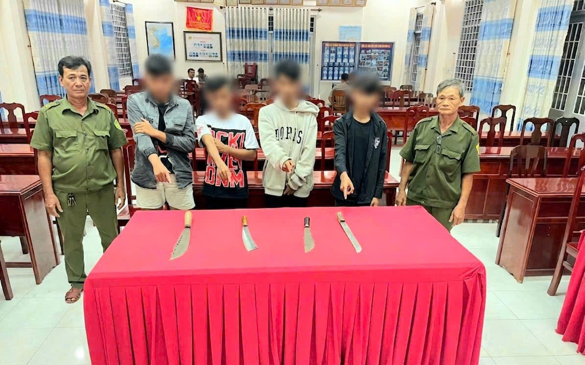 Tuyên Quang: Tạm giữ nhóm thanh thiếu niên mang kiếm ‘hỗn chiến’, quay clip đăng TikTok- Ảnh 3. Hẹn nhau "nói chuyện" bằng dao, nhóm thanh thiếu niên sa lưới trước giờ hỗn chiến