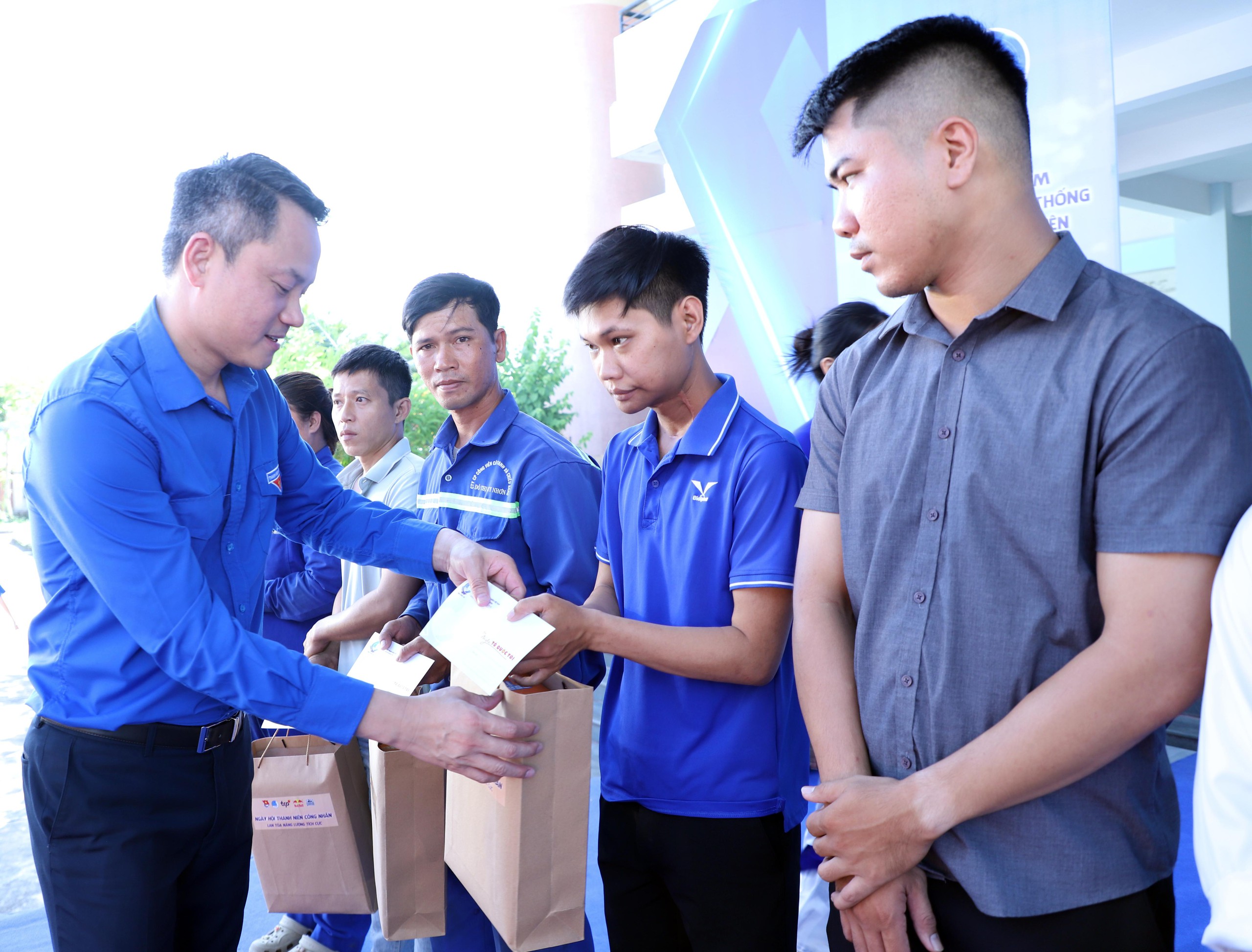 1.000 công nhân tại khu công nghiệp, chế xuất được khám sức khỏe miễn phí- Ảnh 2. 1.000 công nhân tại khu công nghiệp, chế xuất được khám sức khỏe miễn phí- Ảnh 2.