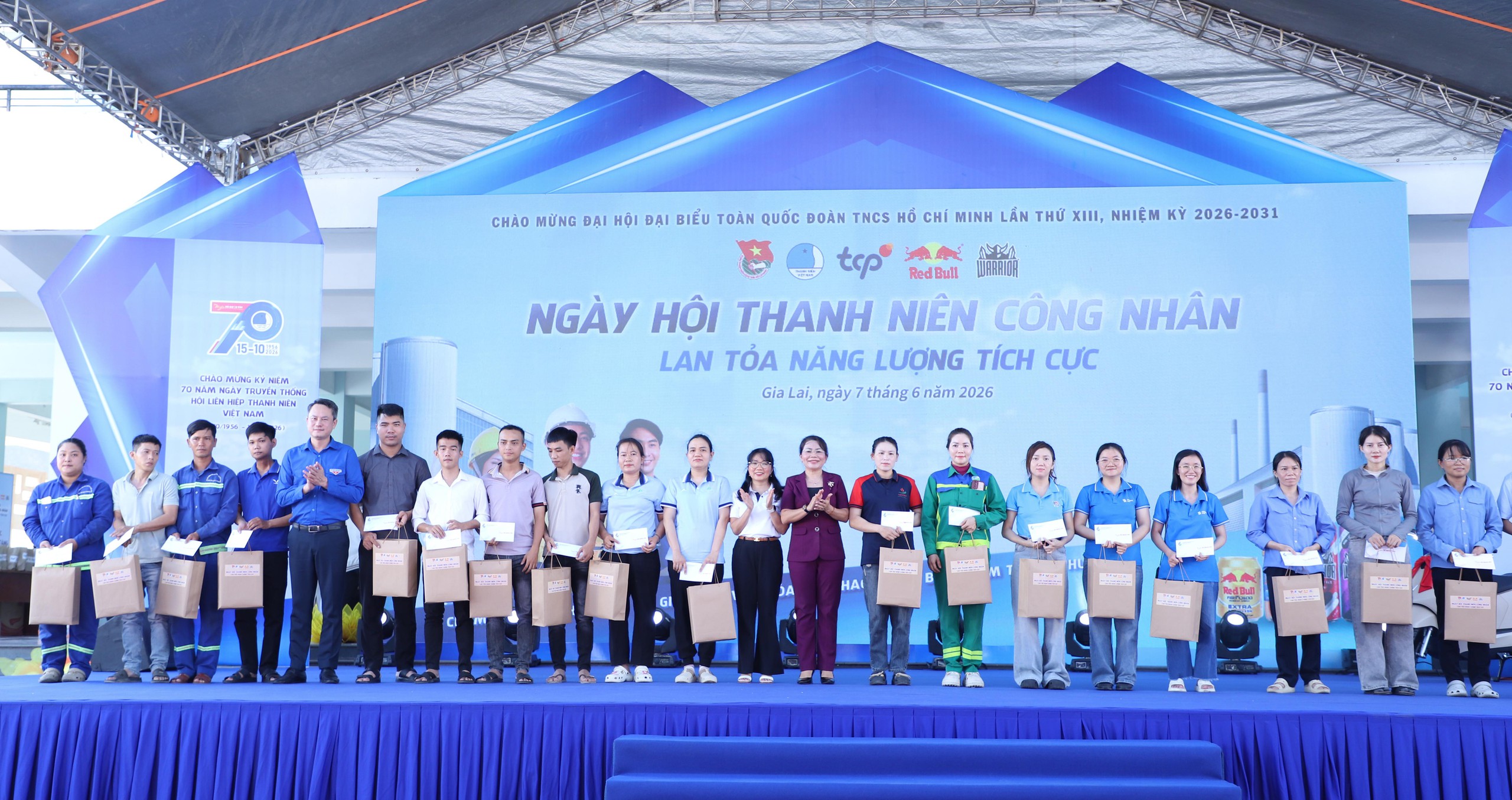 1.000 công nhân tại khu công nghiệp, chế xuất được khám sức khỏe miễn phí- Ảnh 1. 1.000 công nhân tại khu công nghiệp, chế xuất được khám sức khỏe miễn phí- Ảnh 1.