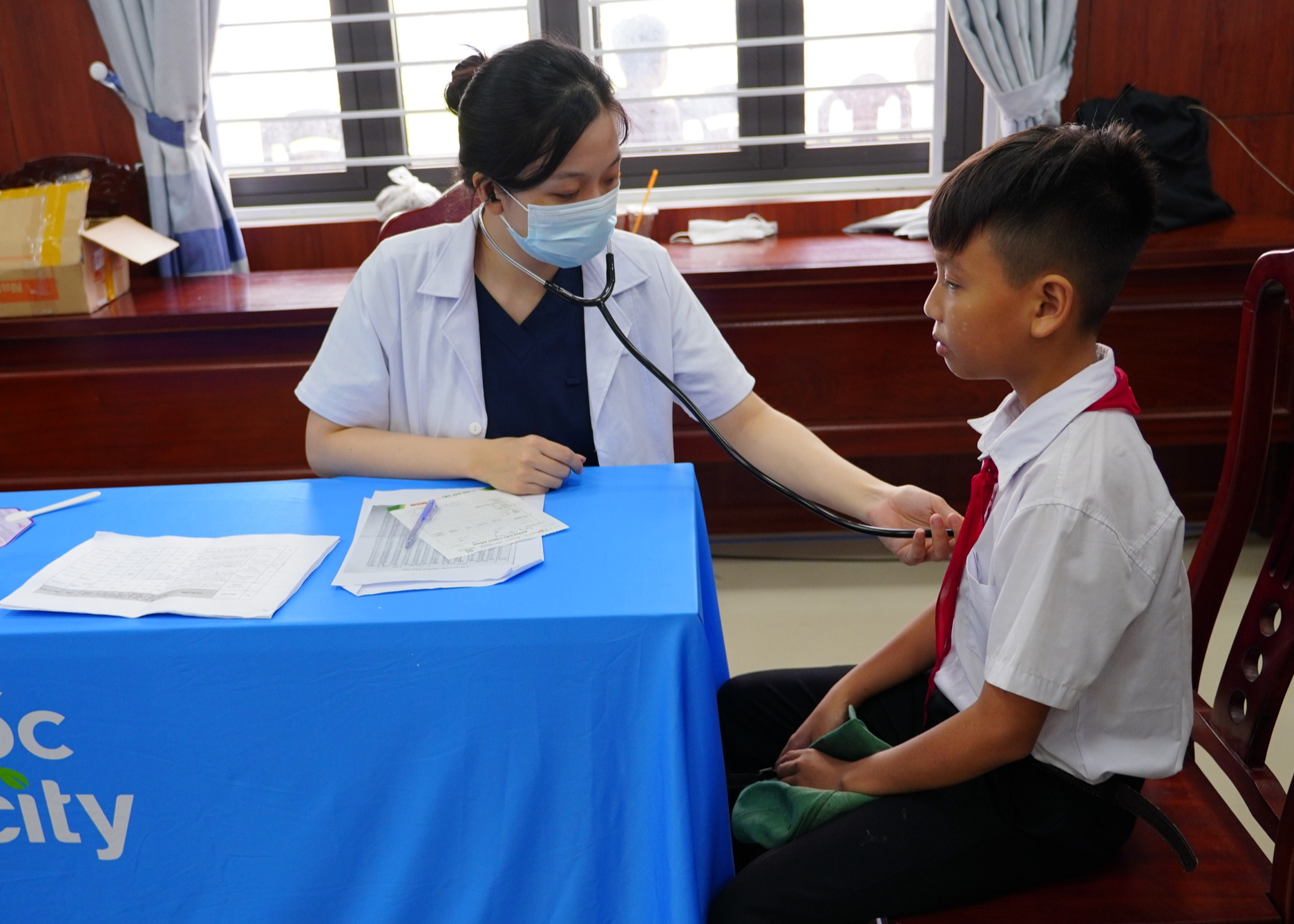 'Thắp sáng những ước mơ' cho hàng trăm trẻ em khó khăn- Ảnh 3. 'Thắp sáng những ước mơ' cho hàng trăm trẻ em khó khăn- Ảnh 3.