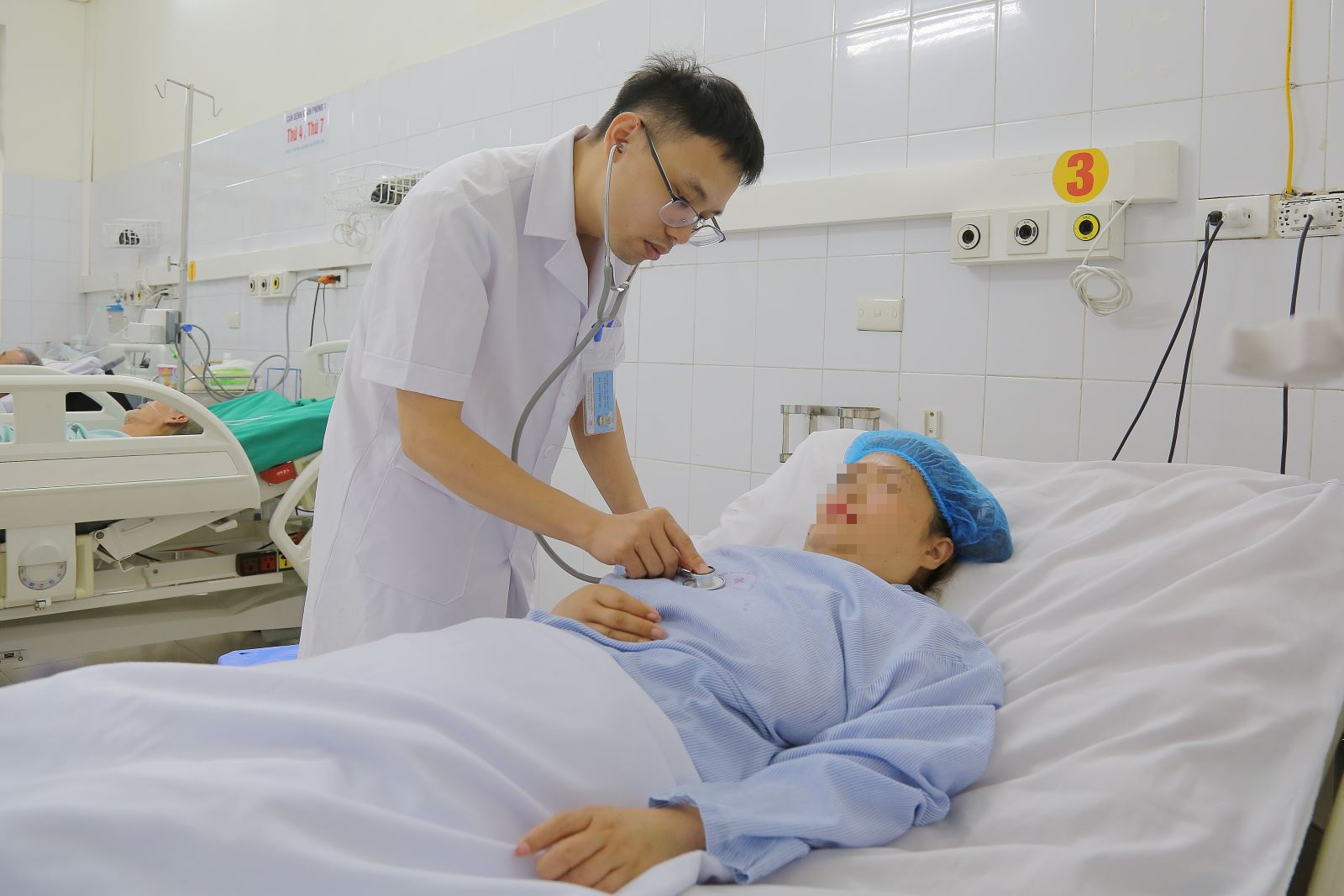Cứu sống người phụ nữ sốc nhiễm khuẩn, suy đa tạng do bệnh Whitmore- Ảnh 2. Cứu sống người phụ nữ sốc nhiễm khuẩn, suy đa tạng do bệnh Whitmore- Ảnh 2.