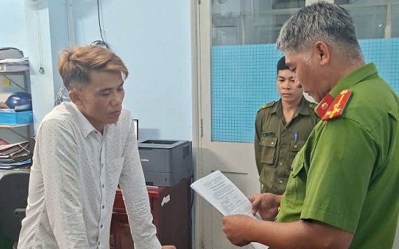Bắt quả tang các đối tượng hút trộm dầu trên xe tải ở Đồng Nai- Ảnh 3. Bắt quả tang các đối tượng hút trộm dầu trên xe tải ở Đồng Nai- Ảnh 3.