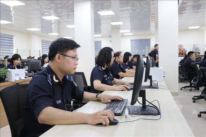 Bãi bỏ 10 thủ tục trong lĩnh vực hải quan, kinh doanh hàng miễn thuế- Ảnh 1. Bãi bỏ 10 thủ tục trong lĩnh vực hải quan, kinh doanh hàng miễn thuế- Ảnh 1.