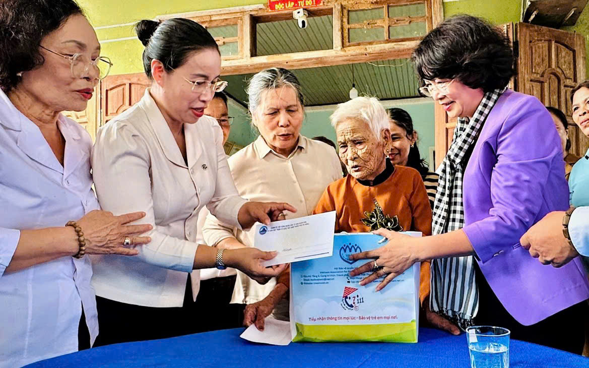 'Thắp sáng những ước mơ' cho hàng trăm trẻ em khó khăn- Ảnh 4. 'Thắp sáng những ước mơ' cho hàng trăm trẻ em khó khăn- Ảnh 4.