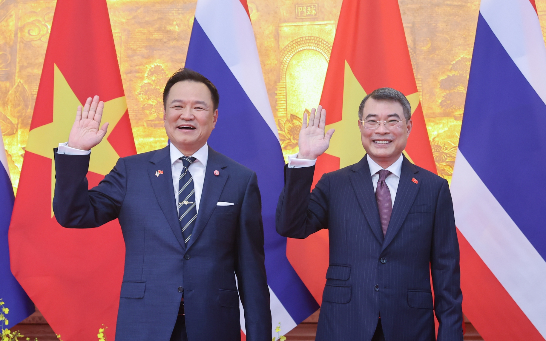 Thủ tướng Lê Minh Hưng hội đàm với Thủ tướng Campuchia Hun Manet- Ảnh 4. Thủ tướng Lê Minh Hưng chủ trì lễ đón Thủ tướng Thái Lan