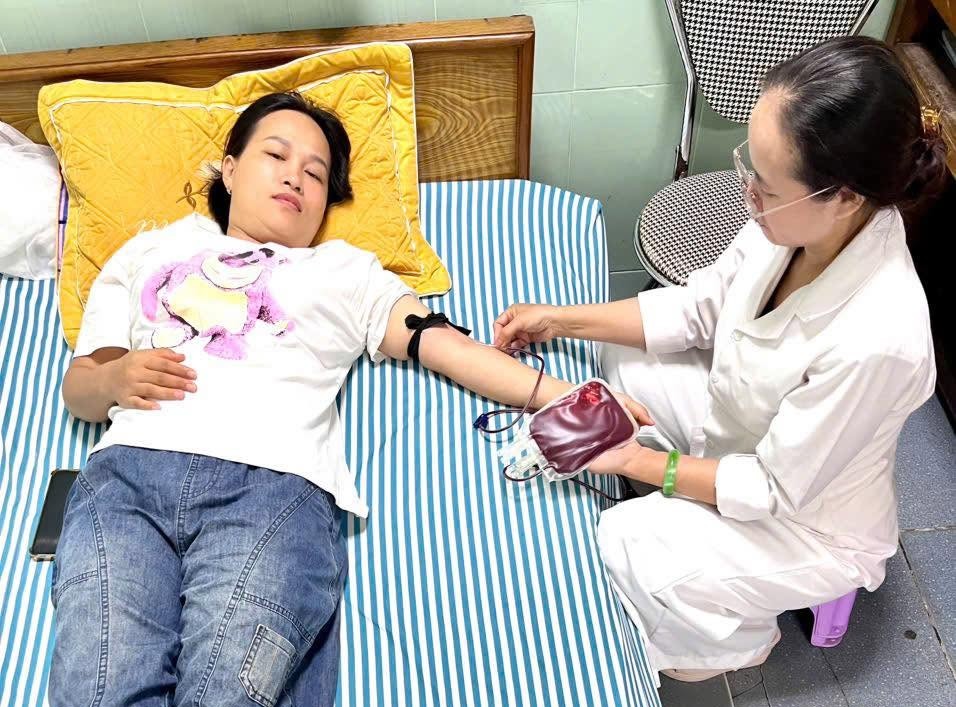 Nữ điều dưỡng hiến máu cứu sản phụ chửa ngoài tử cung vỡ- Ảnh 2.