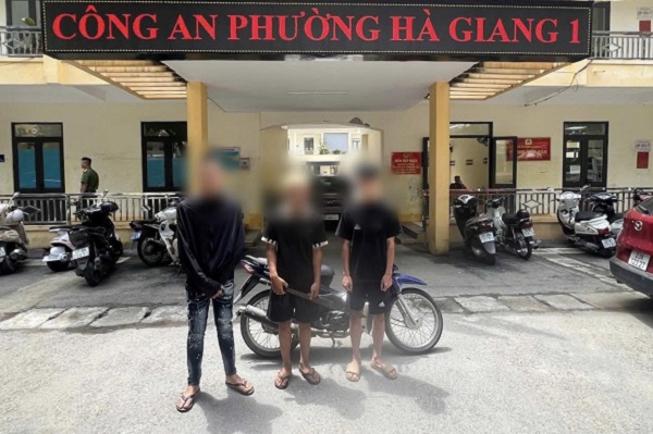 Tuyên Quang: Tạm giữ nhóm thanh thiếu niên mang kiếm ‘hỗn chiến’, quay clip đăng TikTok- Ảnh 1. Tuyên Quang: Tạm giữ nhóm thanh thiếu niên mang kiếm ‘hỗn chiến’, quay clip đăng TikTok- Ảnh 1.