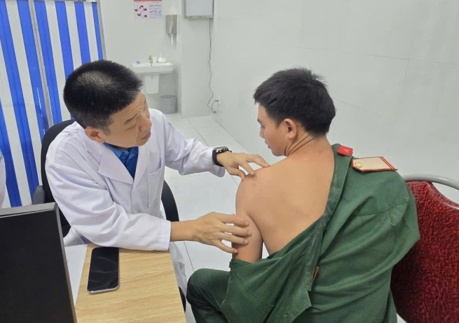 Bệnh viện Da liễu Trung ương hỗ trợ chuyên môn, khám bệnh cho quân và dân tại Côn Đảo- Ảnh 1. Bệnh viện Da liễu Trung ương hỗ trợ chuyên môn, khám bệnh cho quân và dân tại Côn Đảo- Ảnh 1.