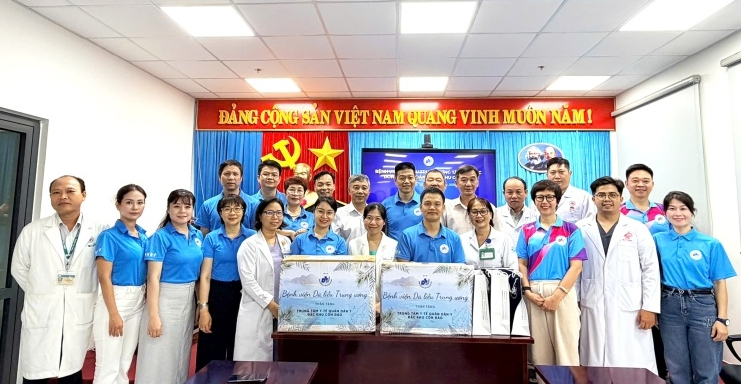Bệnh viện Da liễu Trung ương hỗ trợ chuyên môn, khám bệnh cho quân và dân tại Côn Đảo- Ảnh 2. Bệnh viện Da liễu Trung ương hỗ trợ chuyên môn, khám bệnh cho quân và dân tại Côn Đảo- Ảnh 2.