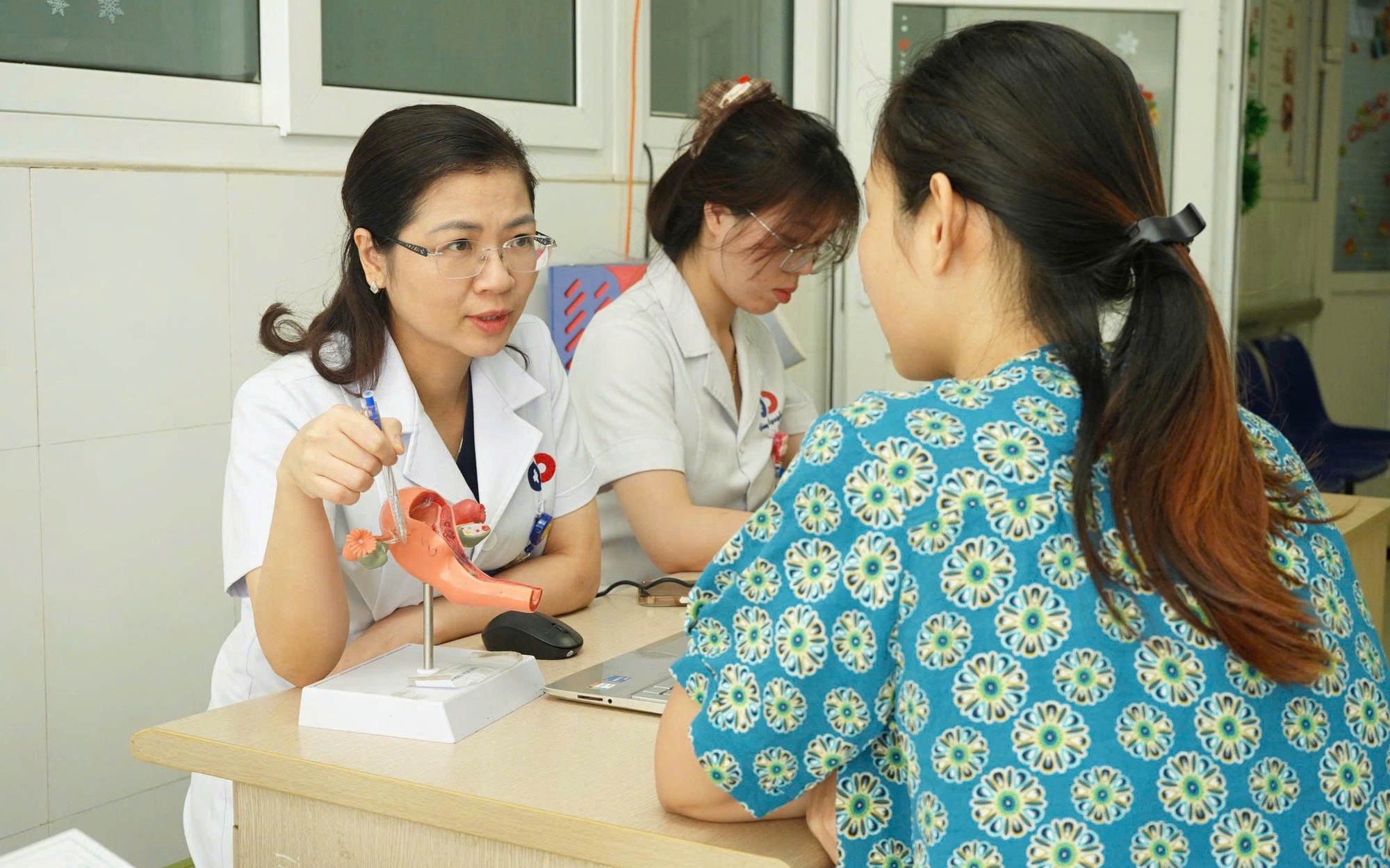 Xe tải lùi chèn qua người, nam bệnh nhân thoát cửa tử dù vỡ thận, gãy khung chậu- Ảnh 2. Xe tải lùi chèn qua người, nam bệnh nhân thoát cửa tử dù vỡ thận, gãy khung chậu- Ảnh 2.
