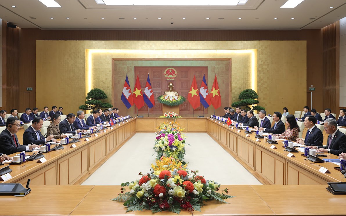 Thủ tướng Lê Minh Hưng hội đàm với Thủ tướng Thái Lan Anutin Charnvirakul- Ảnh 4. Thủ tướng Lê Minh Hưng hội đàm với Thủ tướng Campuchia Hun Manet