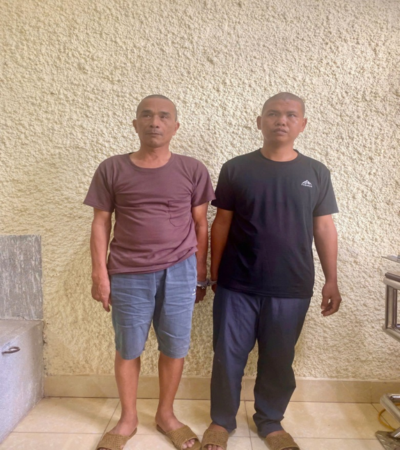 Nhét phong bì vào xe ô tô của công an để xin 'không khởi tố', hai đối tượng bị bắt vì đưa hối lộ- Ảnh 1.