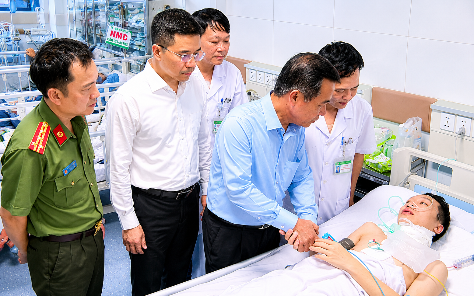 Nghẹt thở chạy đua với 'tử thần', cứu sống Trung tá Công an bị đâm đứt động mạch cảnh- Ảnh 4. Trung tá Công an bị đâm trọng thương khi vây bắt đối tượng nghiện ma túy