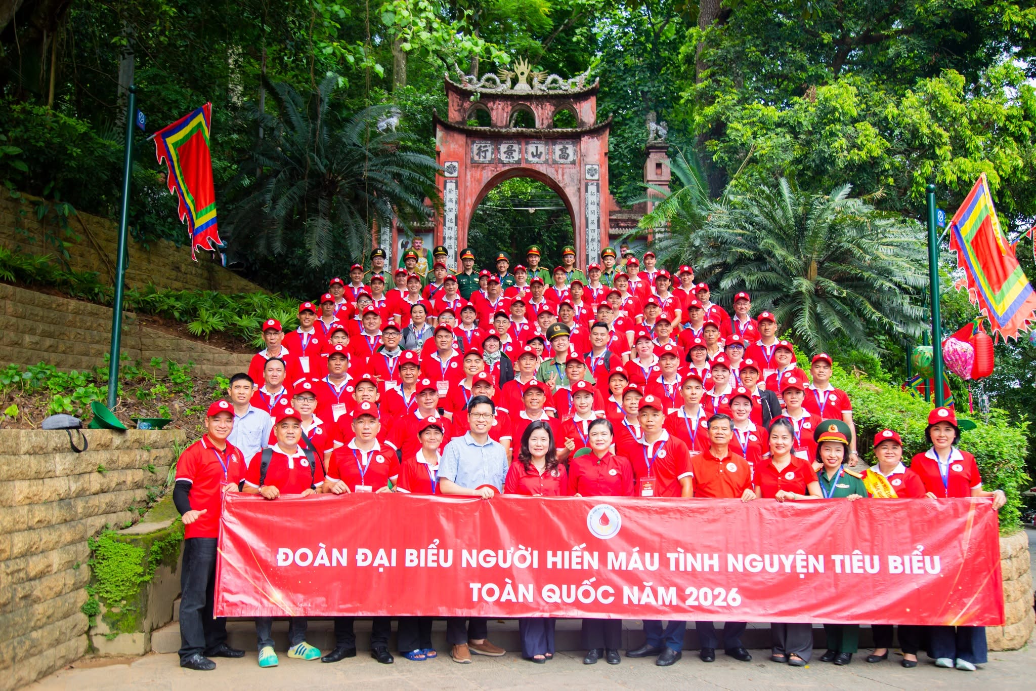 Tôn vinh 100 người hiến máu tiêu biểu toàn quốc: Lan tỏa những câu chuyện đẹp về tình người- Ảnh 5. Tôn vinh 100 người hiến máu tiêu biểu toàn quốc: Lan tỏa những câu chuyện đẹp về tình người- Ảnh 5.