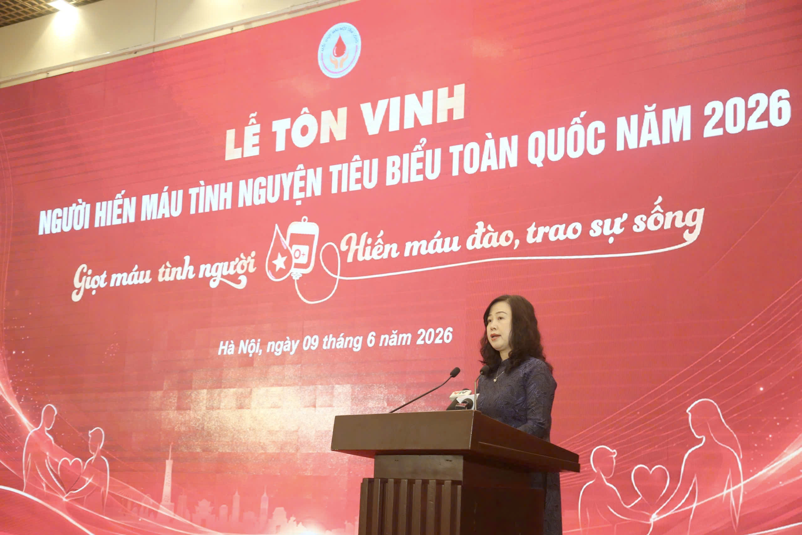 Tôn vinh 100 người hiến máu tiêu biểu toàn quốc: Lan tỏa những câu chuyện đẹp về tình người- Ảnh 4. Tôn vinh 100 người hiến máu tiêu biểu toàn quốc: Lan tỏa những câu chuyện đẹp về tình người- Ảnh 4.