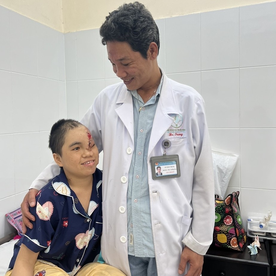 Gallery - Trò chuyện với 'phù thủy' vi phẫu Võ Thái Trung: Sau ‘bão’ tôi vẫn chọn đứng trong phòng mổ - image 1