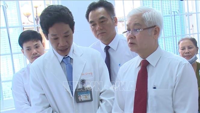 Gallery - Trò chuyện với 'phù thủy' vi phẫu Võ Thái Trung: Sau ‘bão’ tôi vẫn chọn đứng trong phòng mổ - image 2