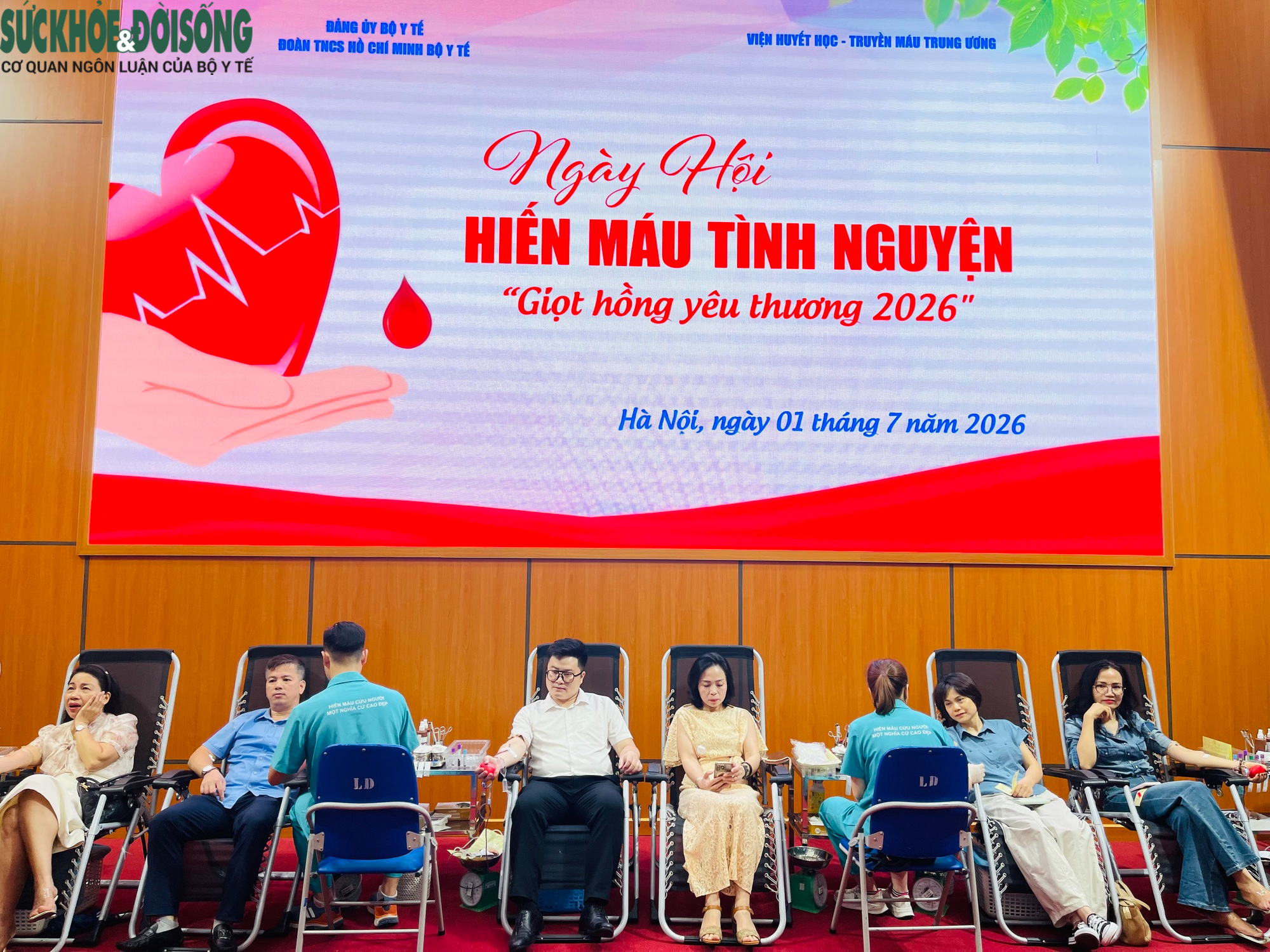 Gallery - Hàng trăm cán bộ Bộ Y tế tham gia hiến máu tại ngày hội 'Giọt hồng yêu thương 2026' - image 1