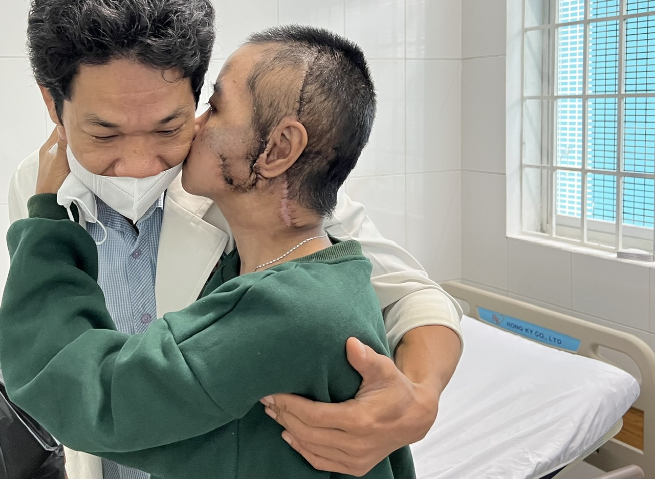 Gallery - Trò chuyện với 'phù thủy' vi phẫu Võ Thái Trung: Sau ‘bão’ tôi vẫn chọn đứng trong phòng mổ - image 3