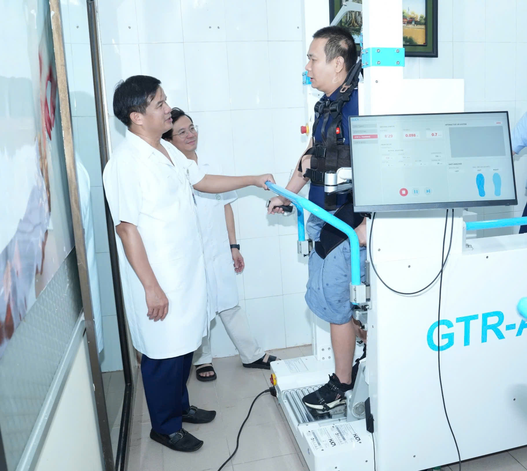 Bệnh viện công đầu tiên ứng dụng Robot AI hỗ trợ phục hồi dáng đi cho người bệnh- Ảnh 3.