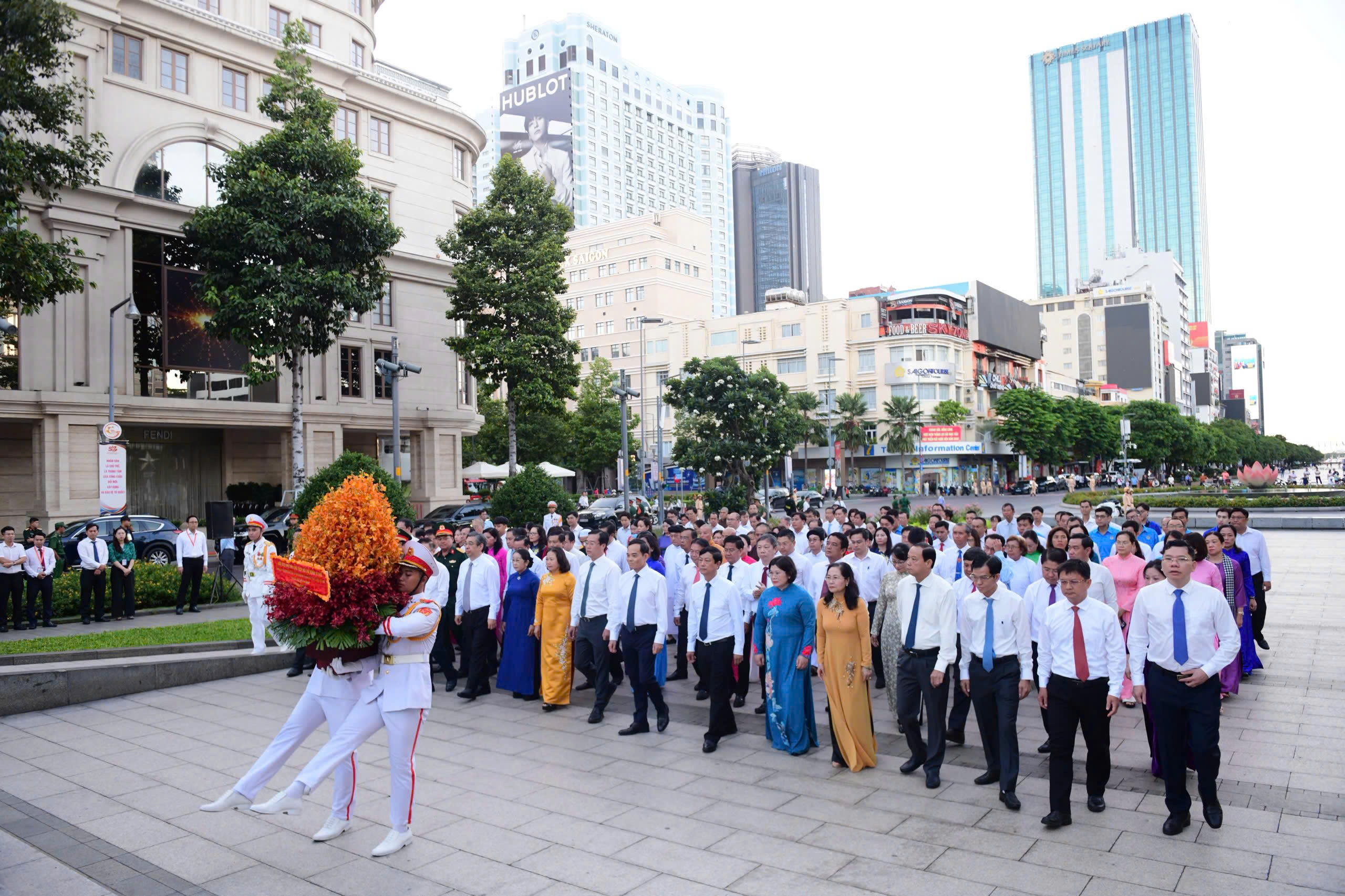Gallery - Lãnh đạo TPHCM dâng hoa tưởng nhớ Chủ tịch Hồ Chí Minh - image 1