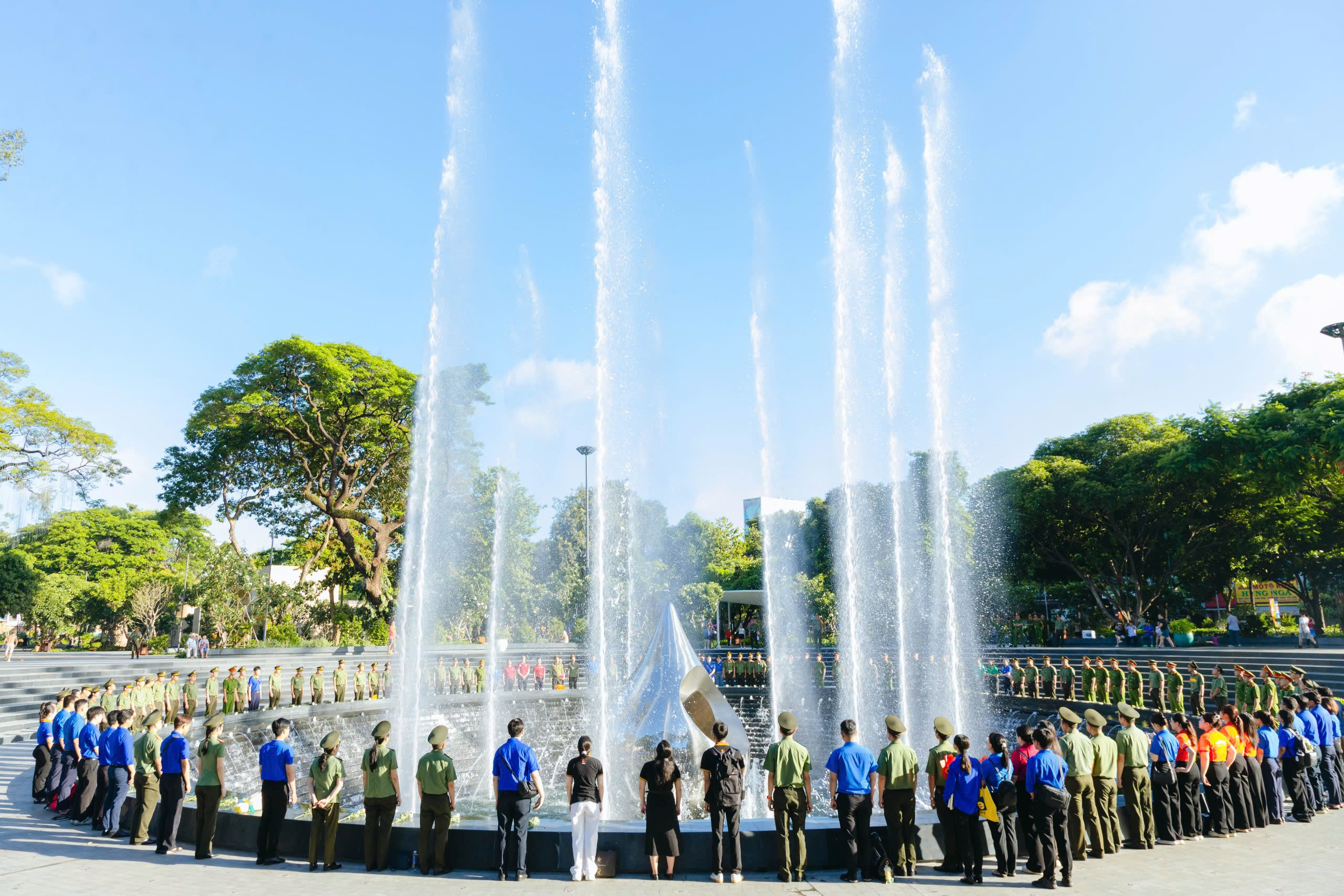 Gallery - Lãnh đạo TPHCM dâng hoa tưởng nhớ Chủ tịch Hồ Chí Minh - image 3