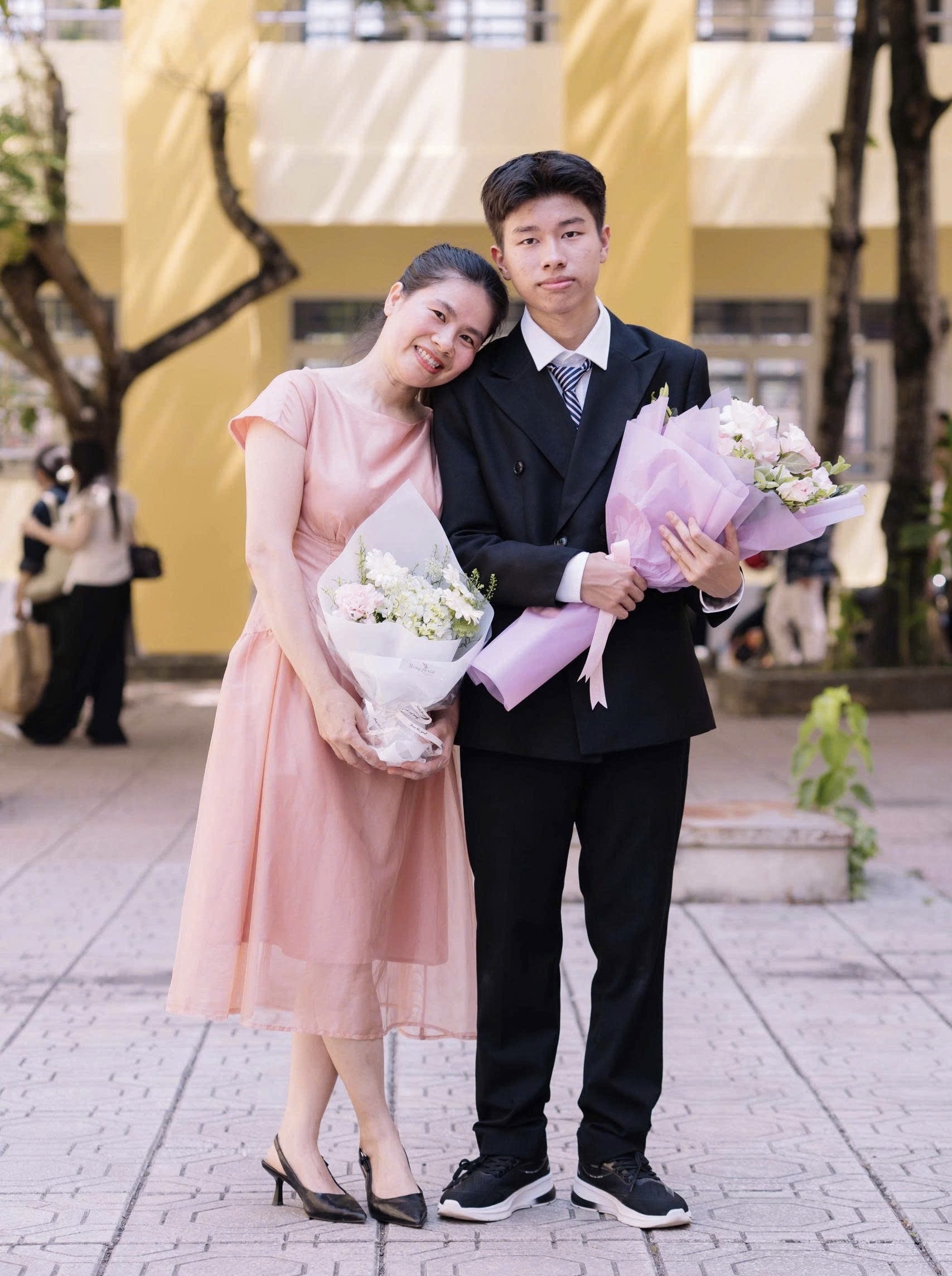 Gallery - Nam sinh Quảng Trị và cú "bẻ lái" sát ngày thi: Từ khát vọng áo blouse trắng đến danh hiệu Thủ khoa