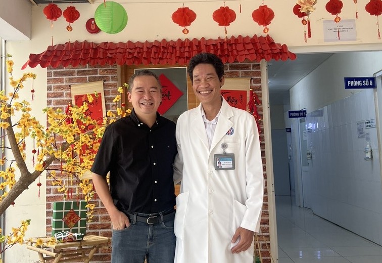 Gallery - Trò chuyện với 'phù thủy' vi phẫu Võ Thái Trung: Sau ‘bão’ tôi vẫn chọn đứng trong phòng mổ - image 4