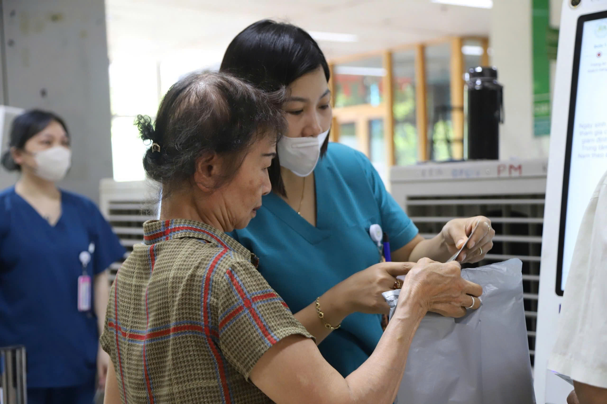 Từ hôm nay - 1/7, tăng hàng loạt quyền lợi cho người tham gia BHYT - Ảnh 2.