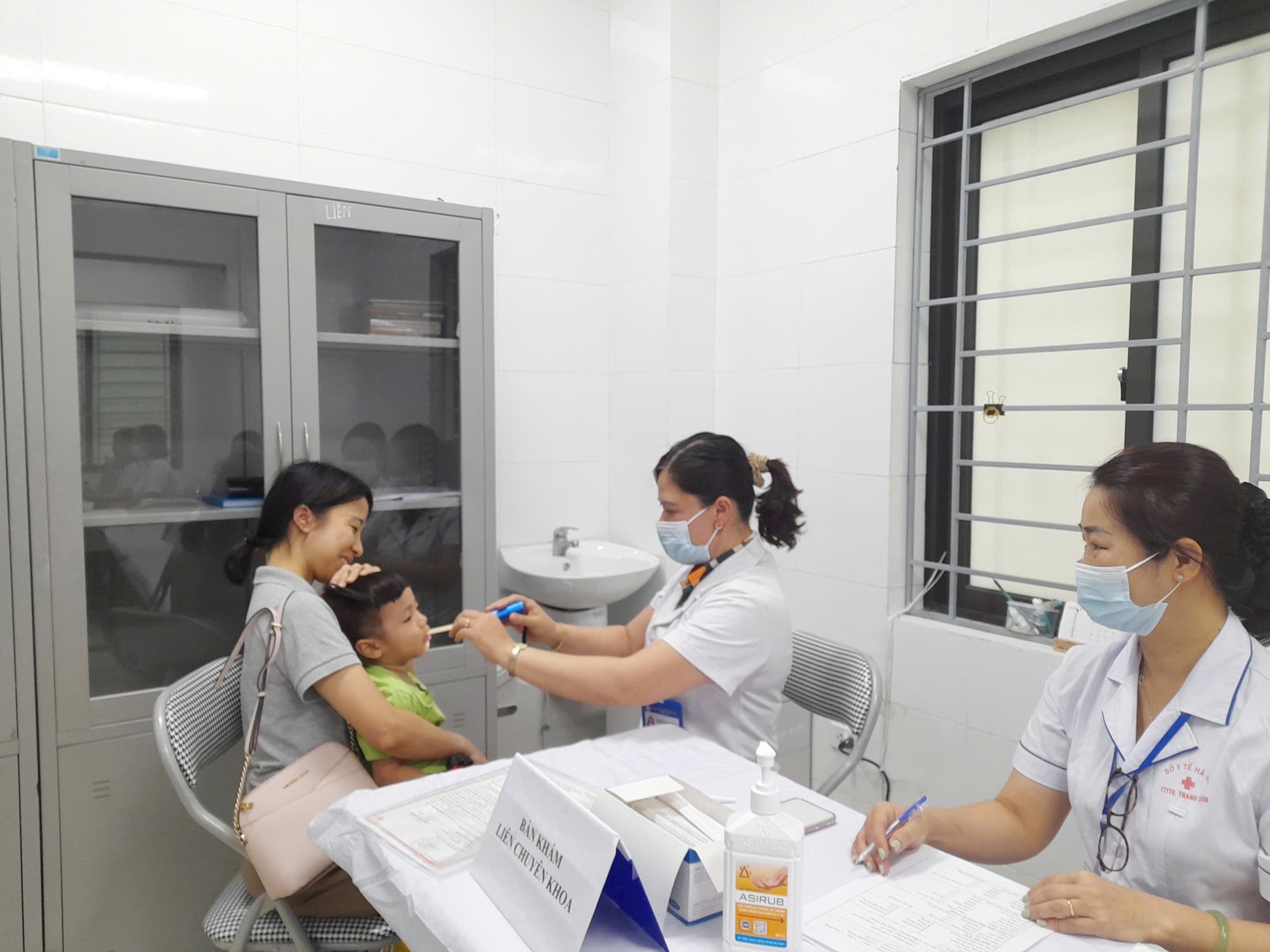 Một buổi khám sức khỏe định kỳ miễn phí cho trẻ dưới 6 tuổi tại Trạm Y tế phường - Ảnh 6.