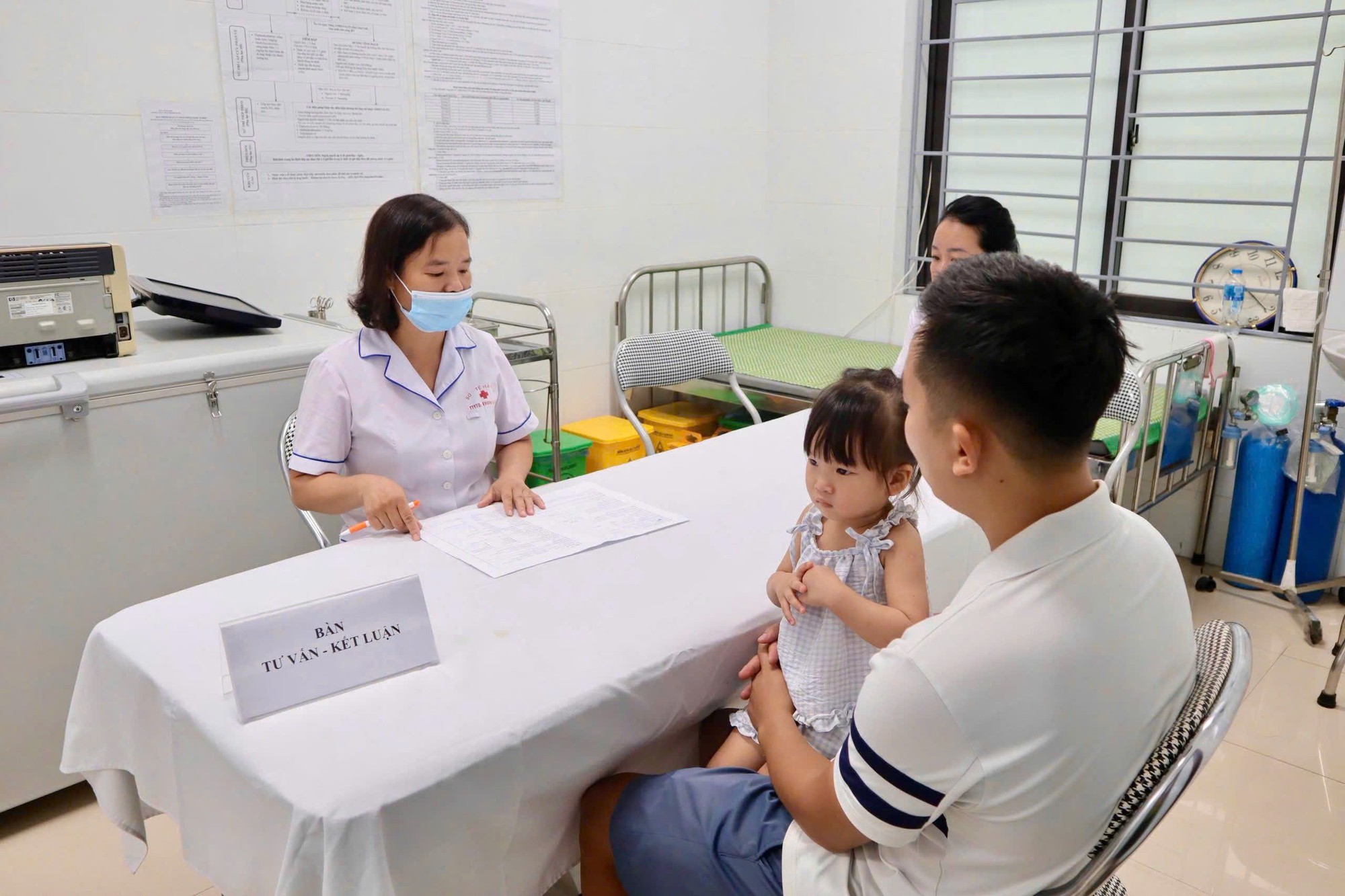 Một buổi khám sức khỏe định kỳ miễn phí cho trẻ dưới 6 tuổi tại Trạm Y tế phường - Ảnh 9.