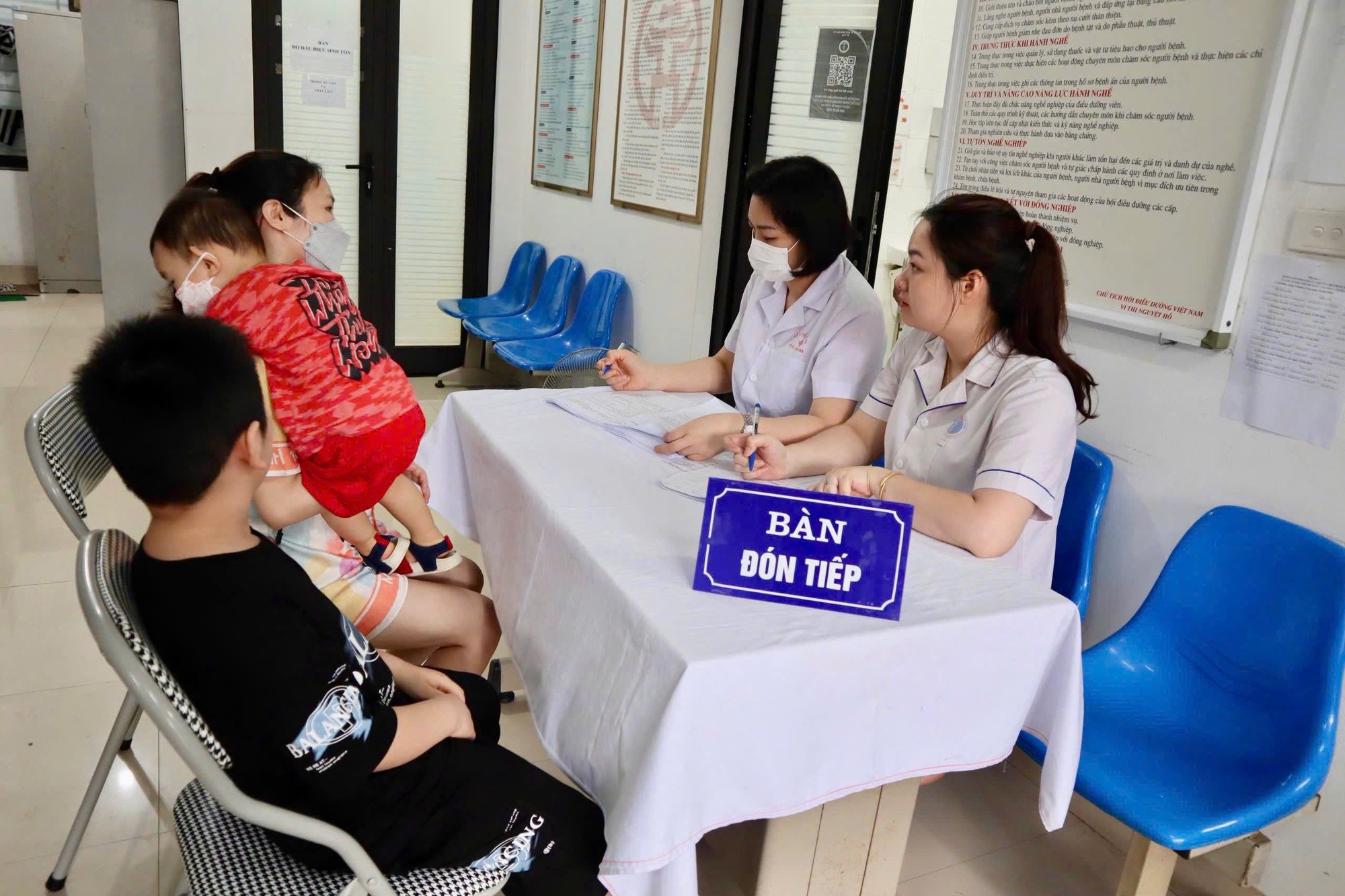 Một buổi khám sức khỏe định kỳ miễn phí cho trẻ dưới 6 tuổi tại Trạm Y tế phường - Ảnh 3.