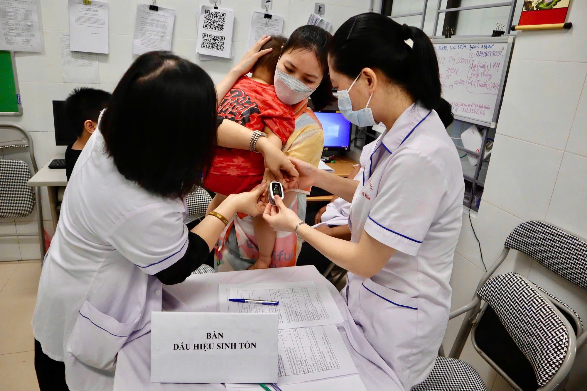 Một buổi khám sức khỏe định kỳ miễn phí cho trẻ dưới 6 tuổi tại Trạm Y tế phường - Ảnh 7.
