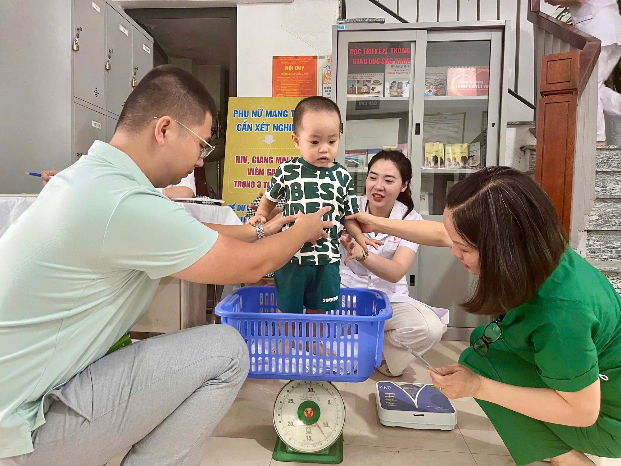 Một buổi khám sức khỏe định kỳ miễn phí cho trẻ dưới 6 tuổi tại Trạm Y tế phường - Ảnh 2.