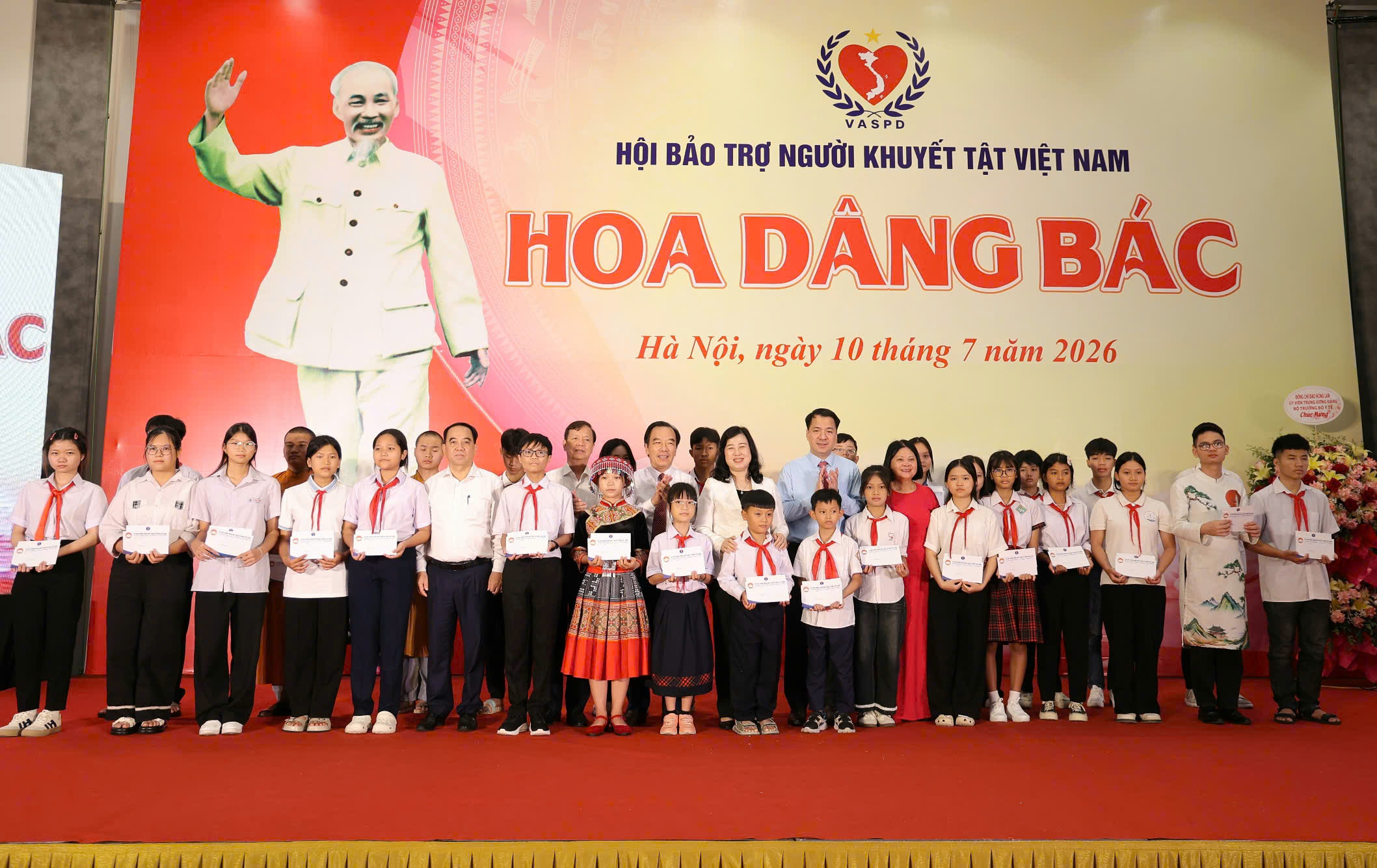Bộ trưởng Bộ Y tế Đào Hồng Lan: Mỗi trẻ em có hoàn cảnh đặc biệt đều cần một vòng tay yêu thương- Ảnh 4.
