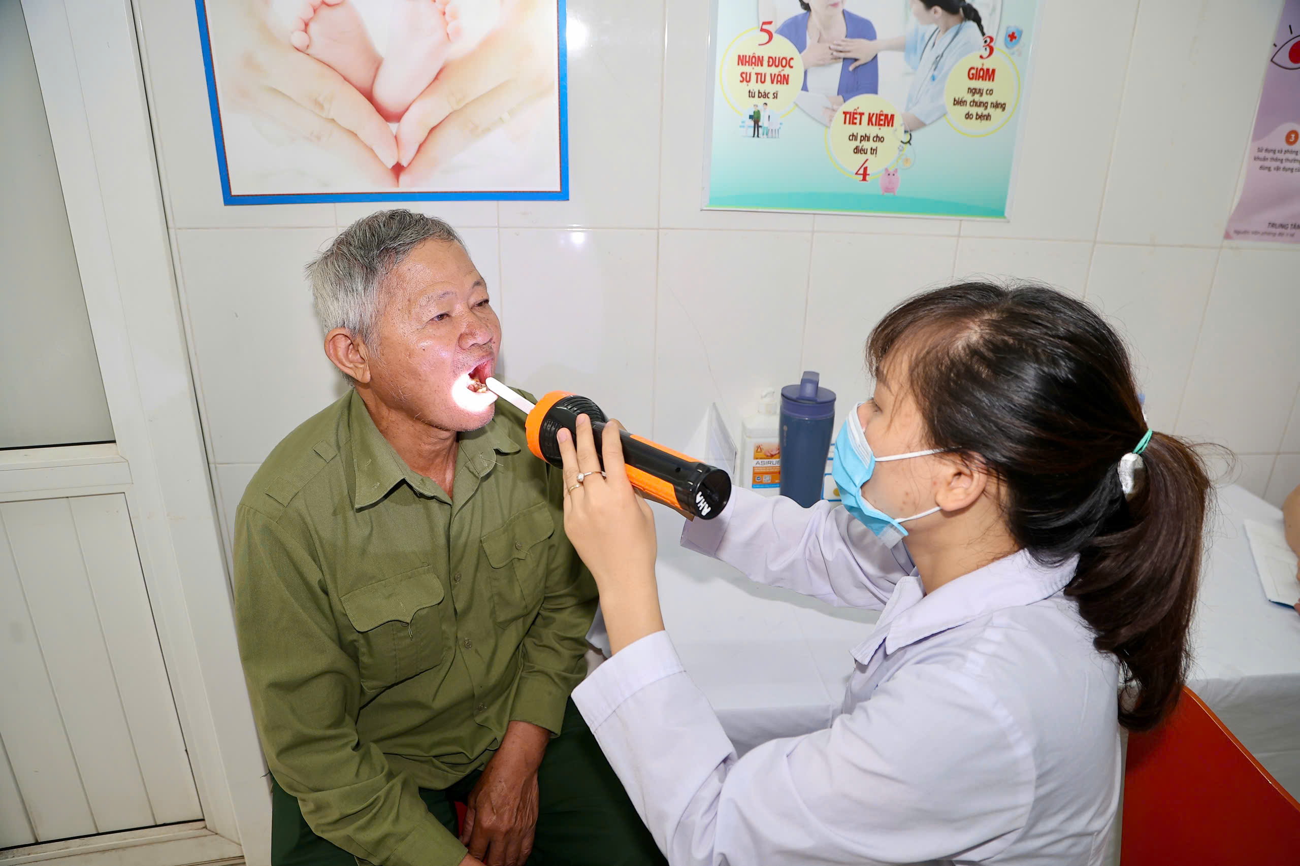 Gallery - Bệnh viện Kiến An khám sức khỏe miễn phí cho 150 người có công tại xã Kiến Hải - image 2
