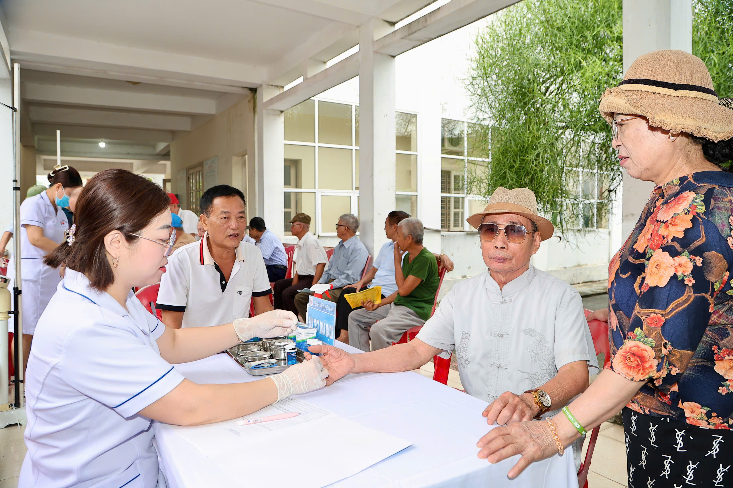 Gallery - Bệnh viện Kiến An khám sức khỏe miễn phí cho 150 người có công tại xã Kiến Hải - image 3